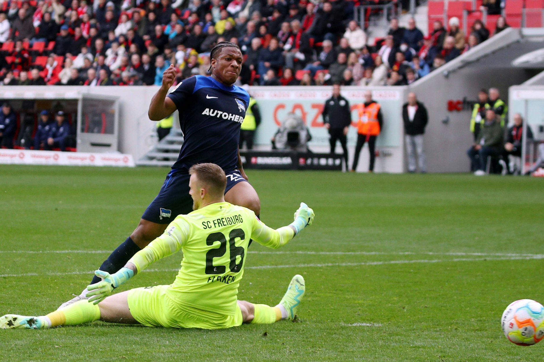 Jessic Ngankam schiebt den Ball zum Ausgleich für Hertha BSC an Freiburgs Torhüter Mark Flekken vorbei.