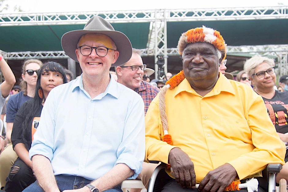 ARCHIV - Anthony Albanese (l), Premierminister von Australien, und Galarrwuy Yunupingu, Vorsitzender der Yothu Yindi Foundation, Pionier im Kampf für die Landrechte der Aborigines, bei einem Festival im Nordosten von Arnhem Land.  