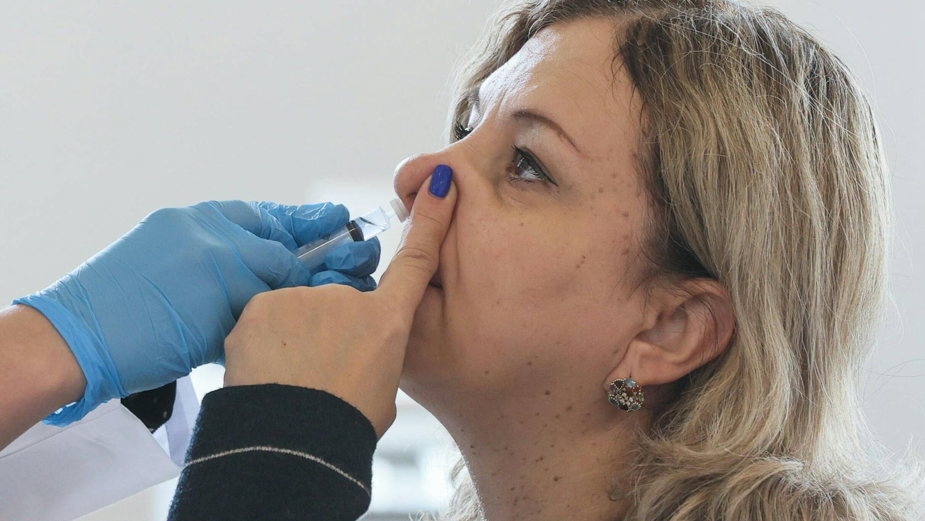 In Russland wurde der Impfstoff Sputnik V bereits durch die Nase verabreicht. Wegen des Krieges gegen die Ukraine wurde das Mittel von der WHO jedoch nicht zugelassen.