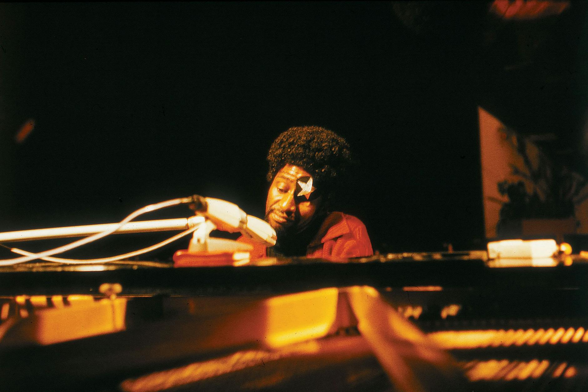 James Booker am Klavier im Haus der jungen Talente, Berlin, 22. Dezember 1976