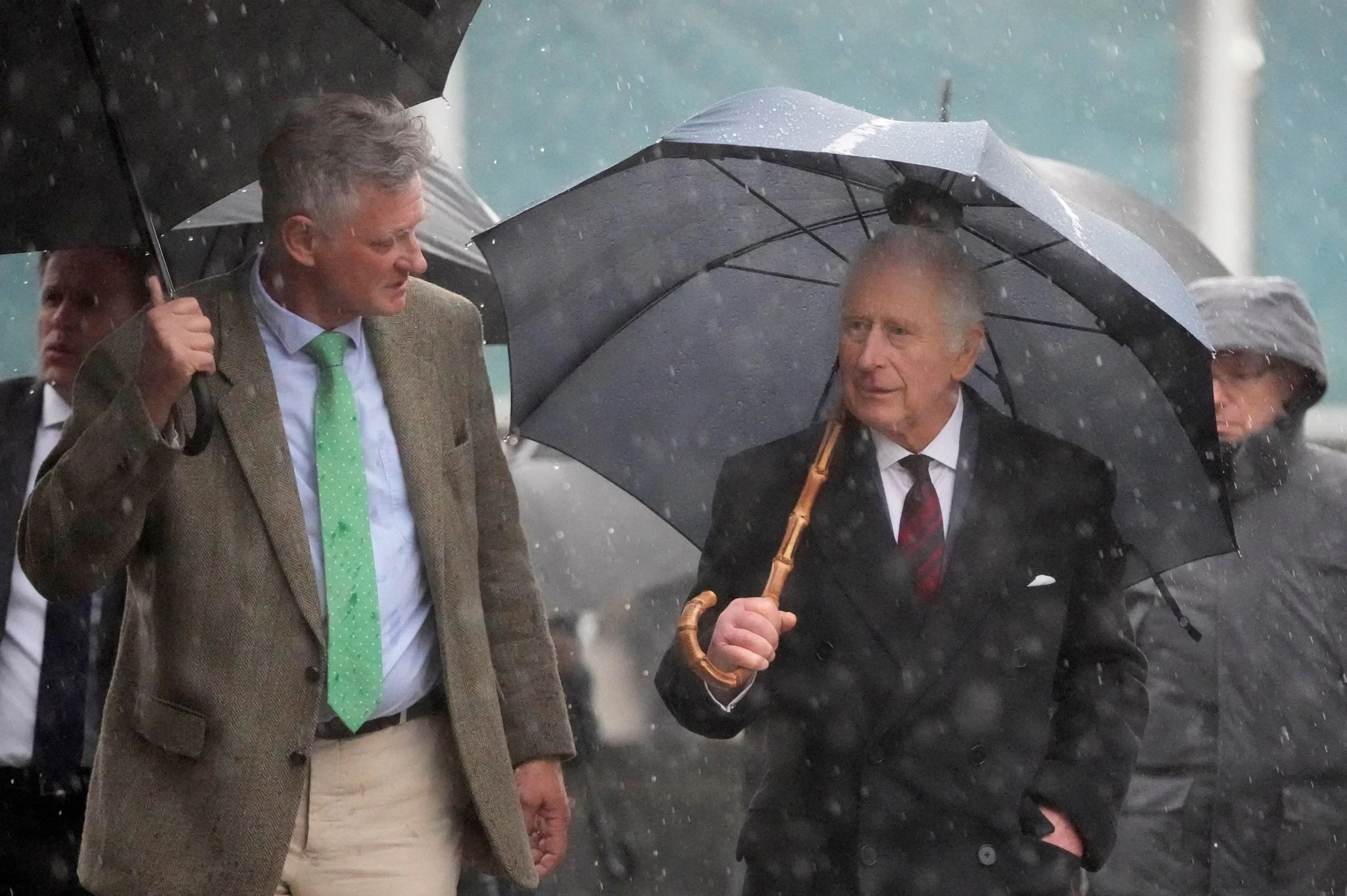 dpatopbilder - Englisches Wetter: König Charles III. unterhält sich mit Ludolf von Maltzan, Chef des Ökodorfes Brodowin.  