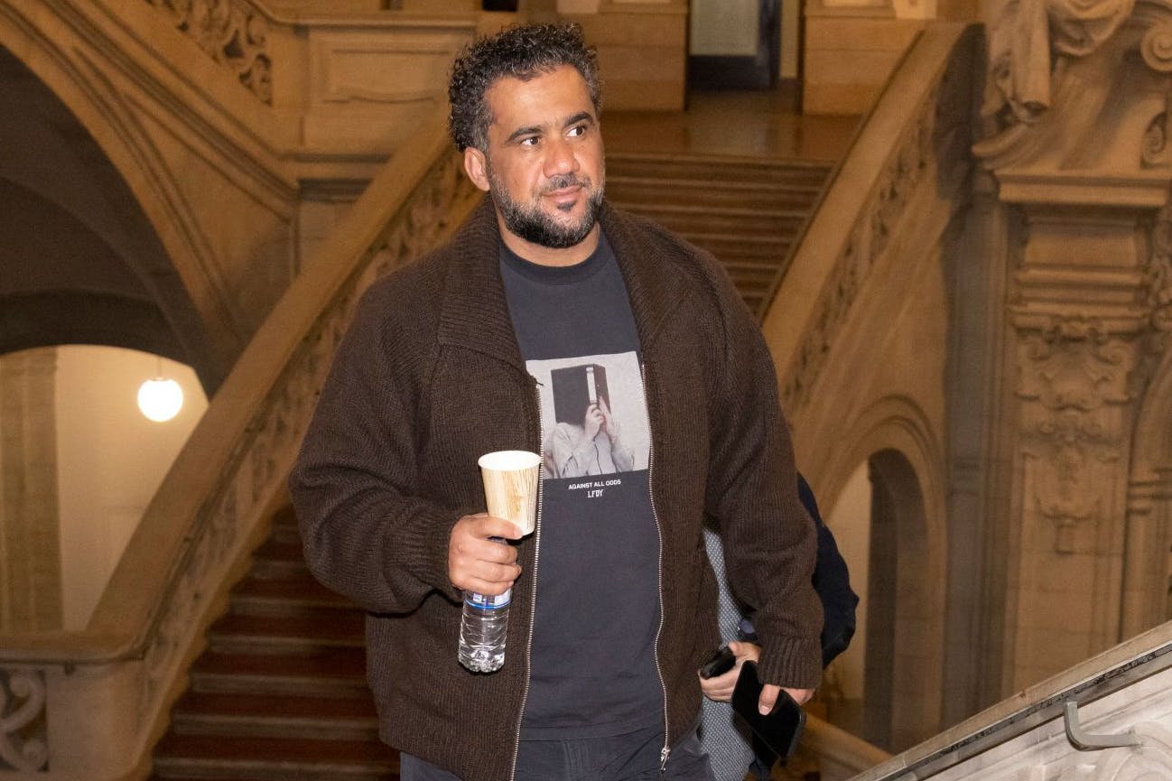 Angeklagter Arafat Abou-Chaker auf dem Weg in den Gerichtssaal. Zu Zeiten des Ramadan tauchen er und seine drei Brüder allerdings immer ohne einen Kaffeebecher in der Hand auf. 