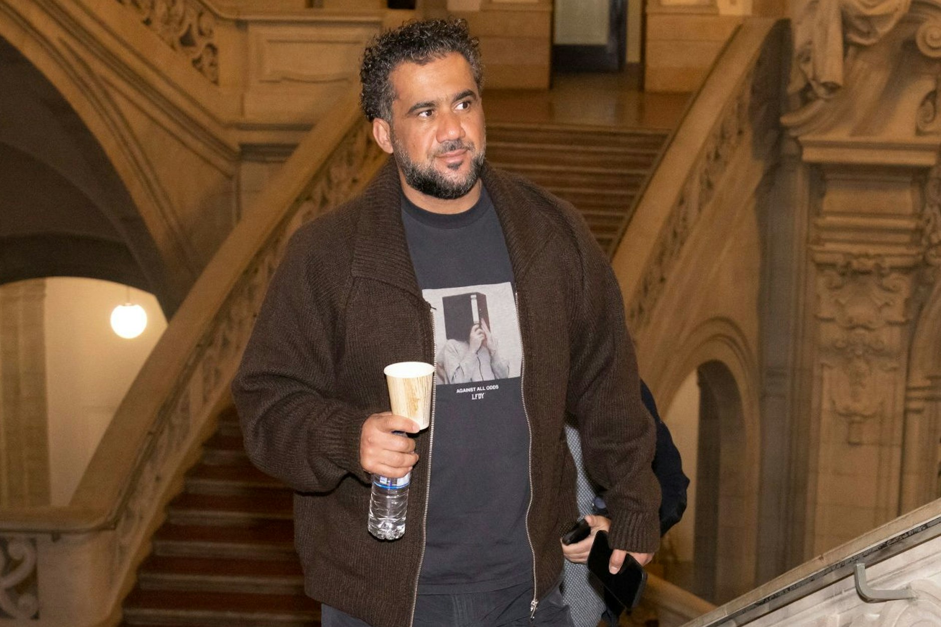 Angeklagter Arafat Abou-Chaker auf dem Weg in den Gerichtssaal. Zu Zeiten des Ramadan tauchen er und seine drei Brüder allerdings immer ohne einen Kaffeebecher in der Hand auf.&nbsp;