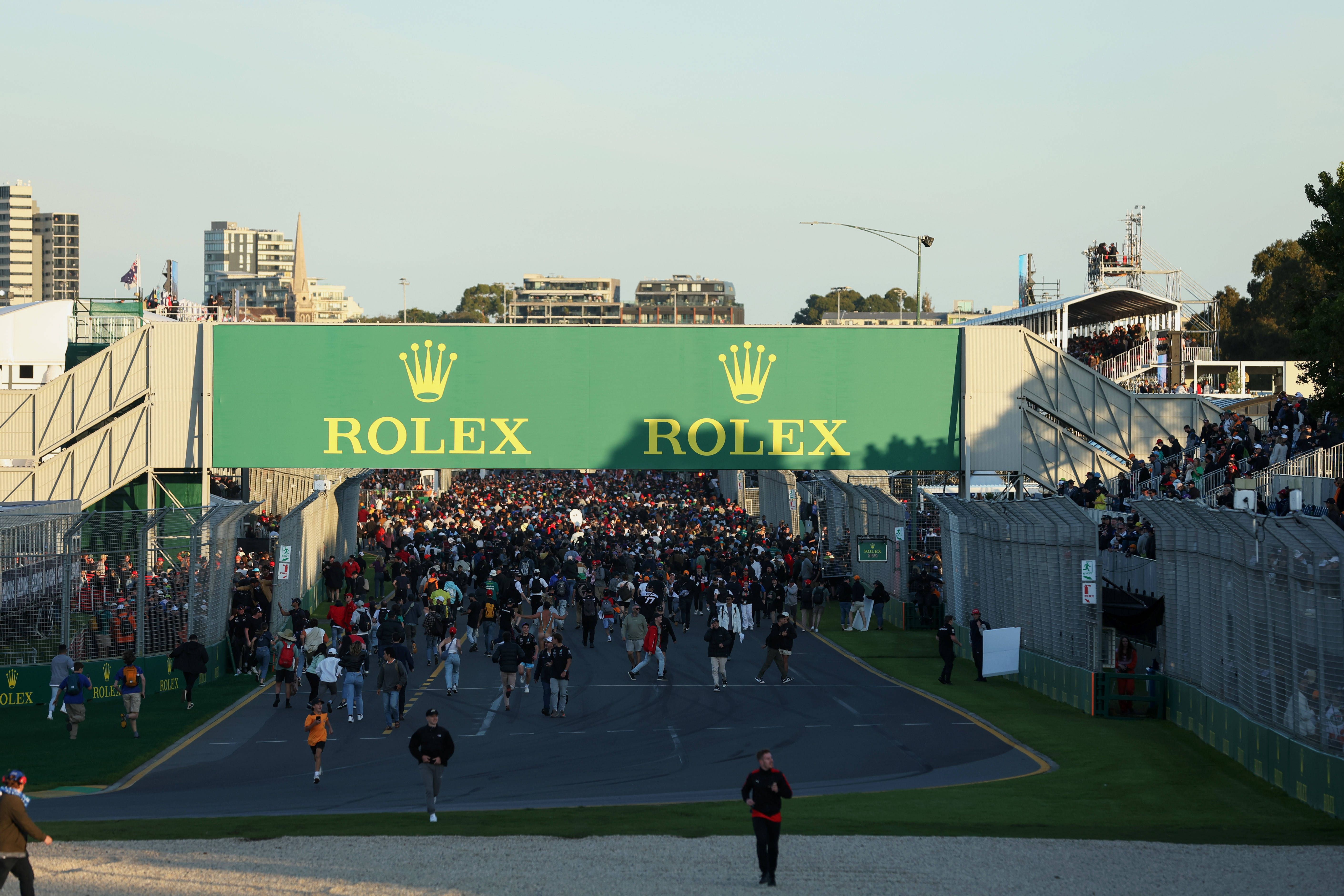 Image - Zuschauer stürmen Formel-1-Rennstrecke vor Rennende – und keiner weiß warum!