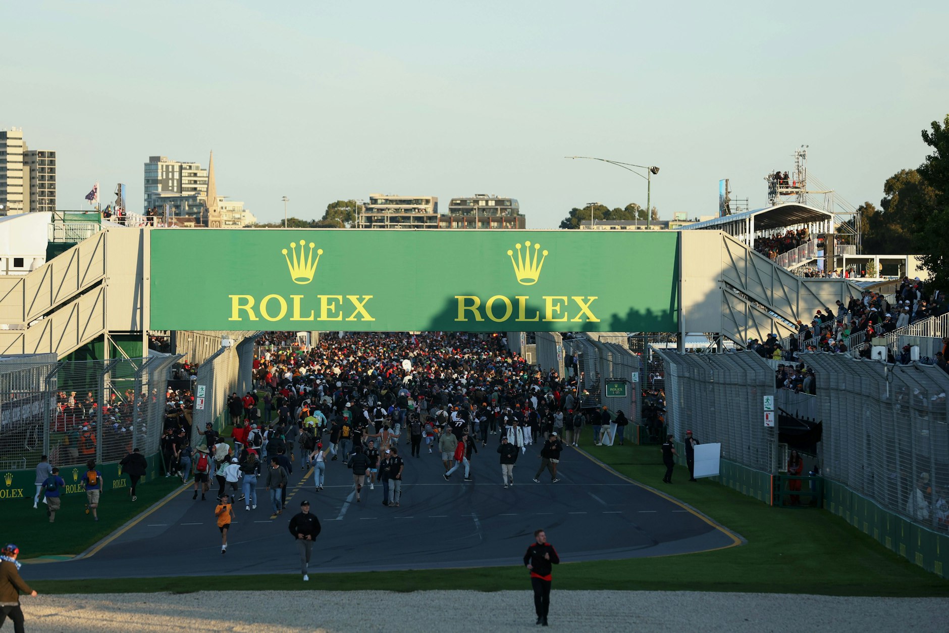 Unglaublich: Viele Formel-1-Fans stürmten in Melbourne die Rennstrecke, bevor das Rennen beendet war.&nbsp;