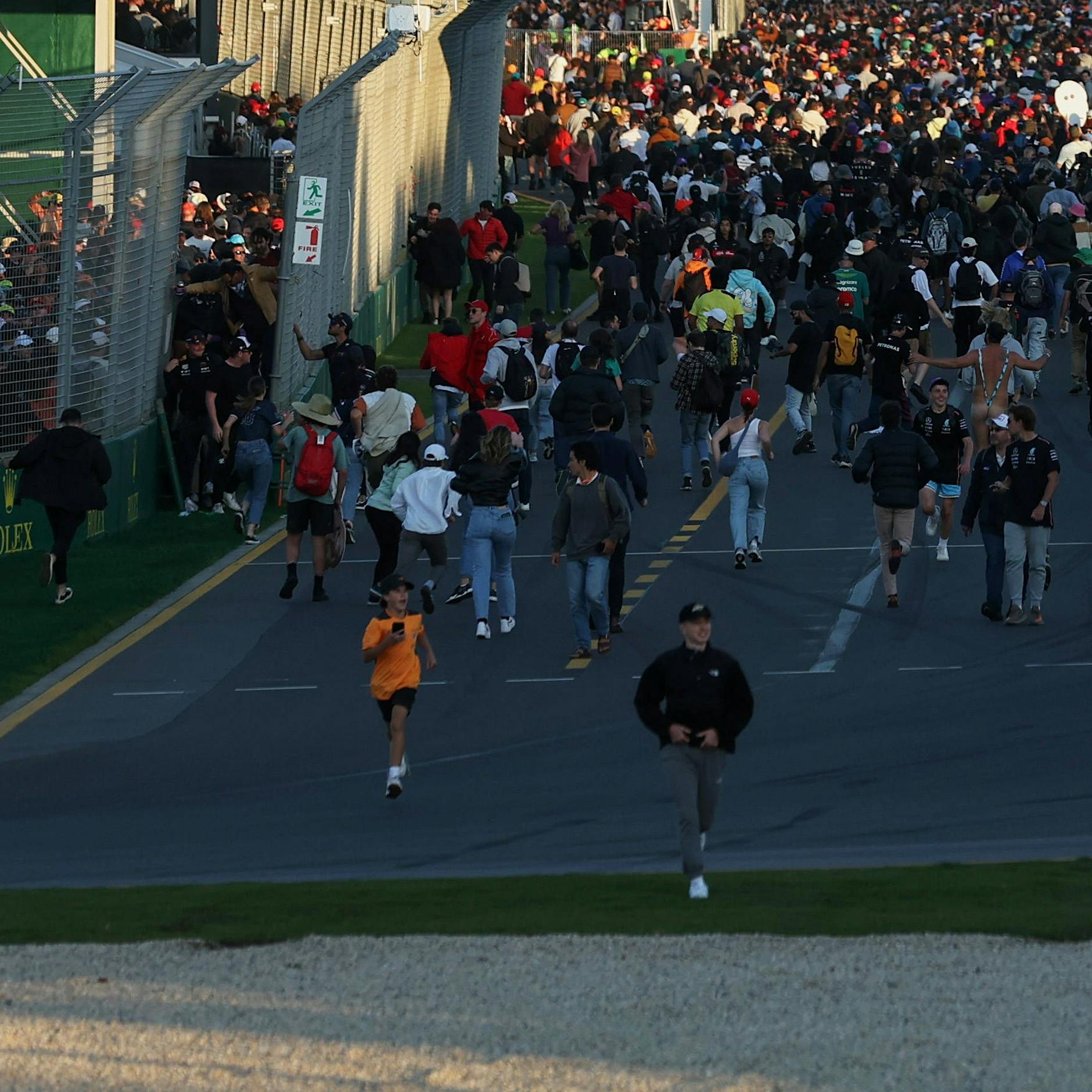 Zuschauer stürmen Formel-1-Rennstrecke vor Rennende – und keiner weiß warum!