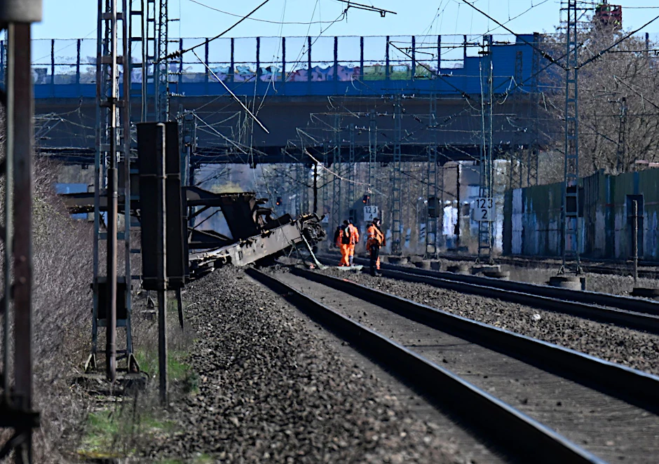 Am Bahnhof Wuppertal-Langerfeld ist ein Güterwaggon aus den Gleisen gesprungen.  