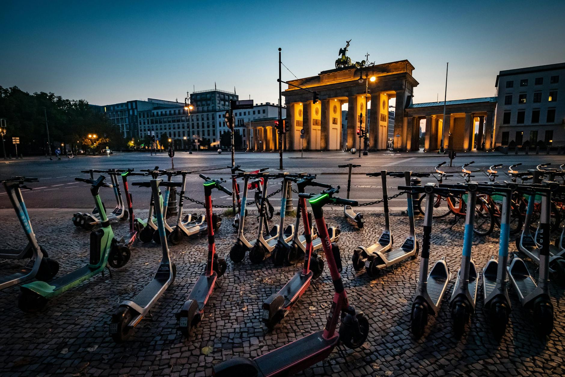 E-Scooter vor dem Brandenburger Tor