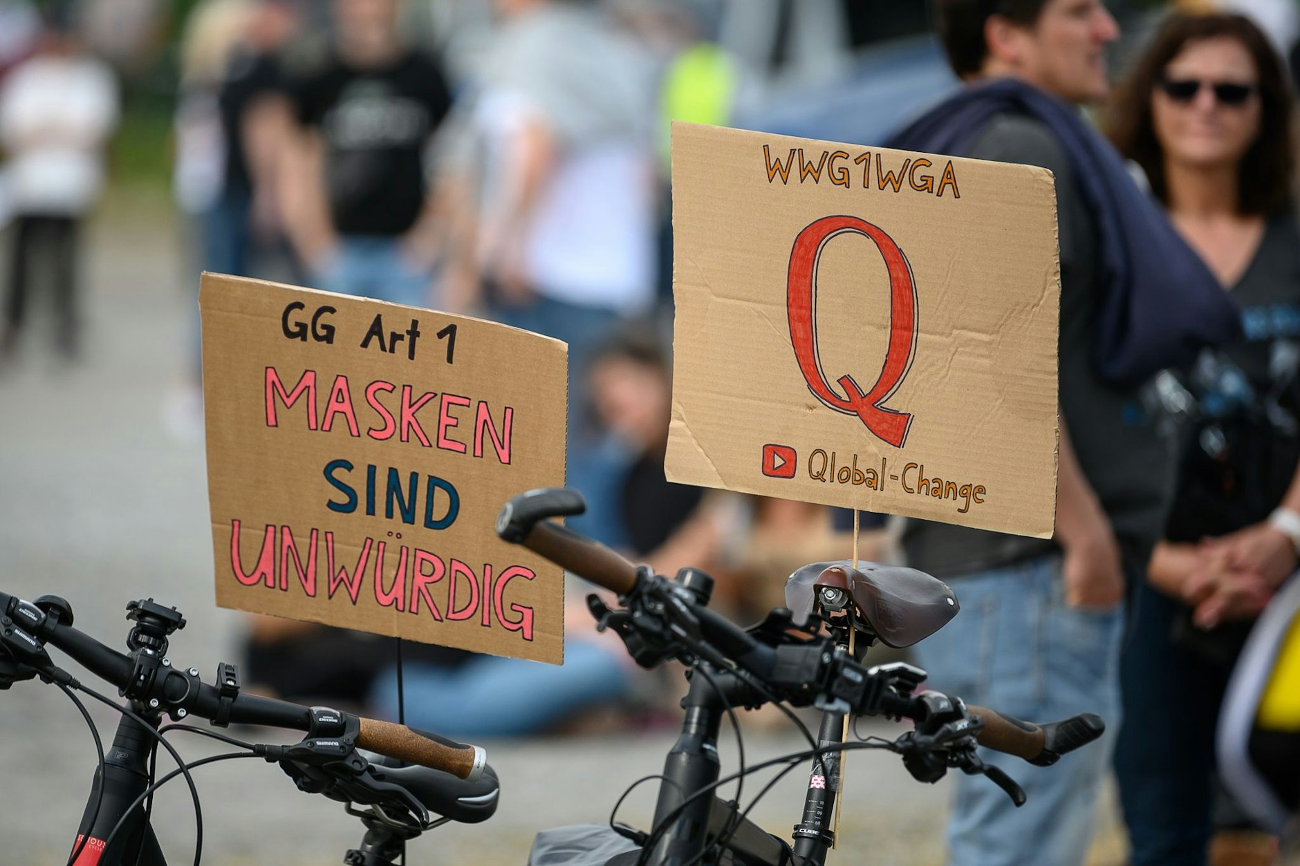 ARCHIV - Schilder bei einer Protestkundgebung der Initiative «Querdenken 711» in Stuttgart.  