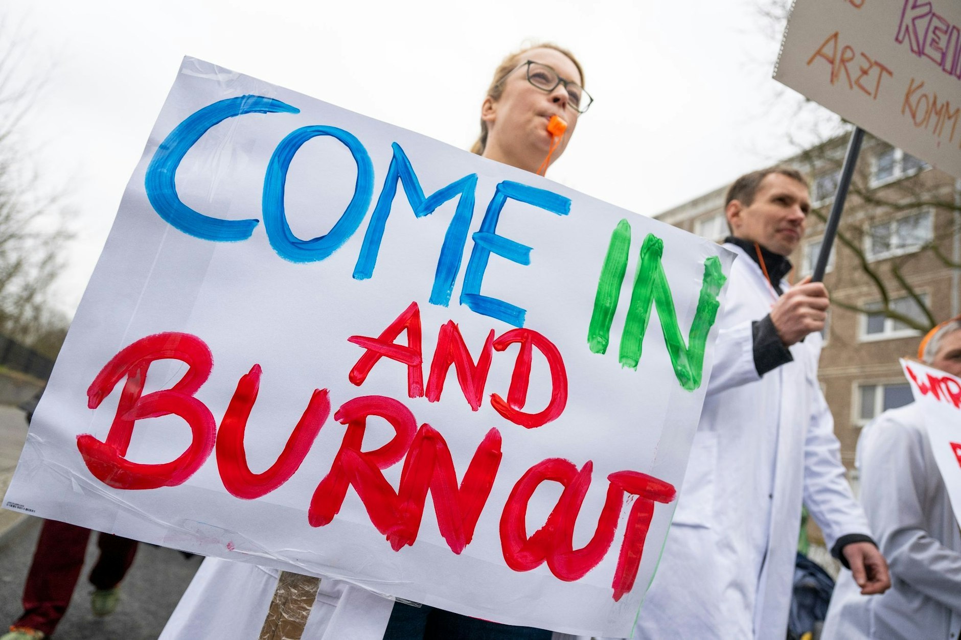 Ärzte demonstrieren in Berlin für bessere Arbeitsbedingungen.