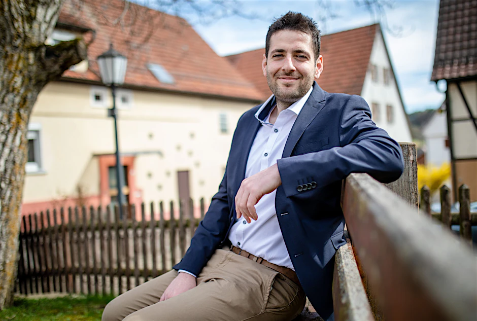 Baden-Württemberg, Ostelsheim: Ryyan Alshebl (Bündnis 90/Die Grünen) sitzt in Ostelsheim auf einer Bank. Alshebl kam als Flüchtling aus Syrien nach Deutschland.