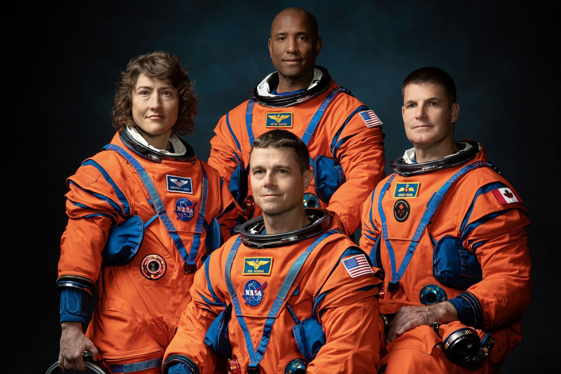 Die Nasa-Astronauten Christina Koch (l-r), Victor Glover, Reid Wiseman, sowie Astronaut Jeremy Hansen von der kanadischen Weltraumbehörde.