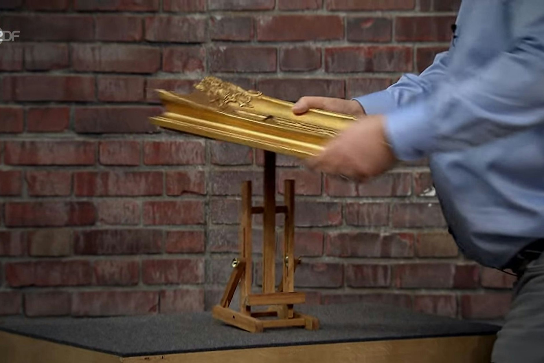 Der Moment des Schreckens: Unglücksrabe und „Bares für Rares“-Händler Walter „Waldi“ Lehnertz haut ein Loch in das wertvolle Gemälde.