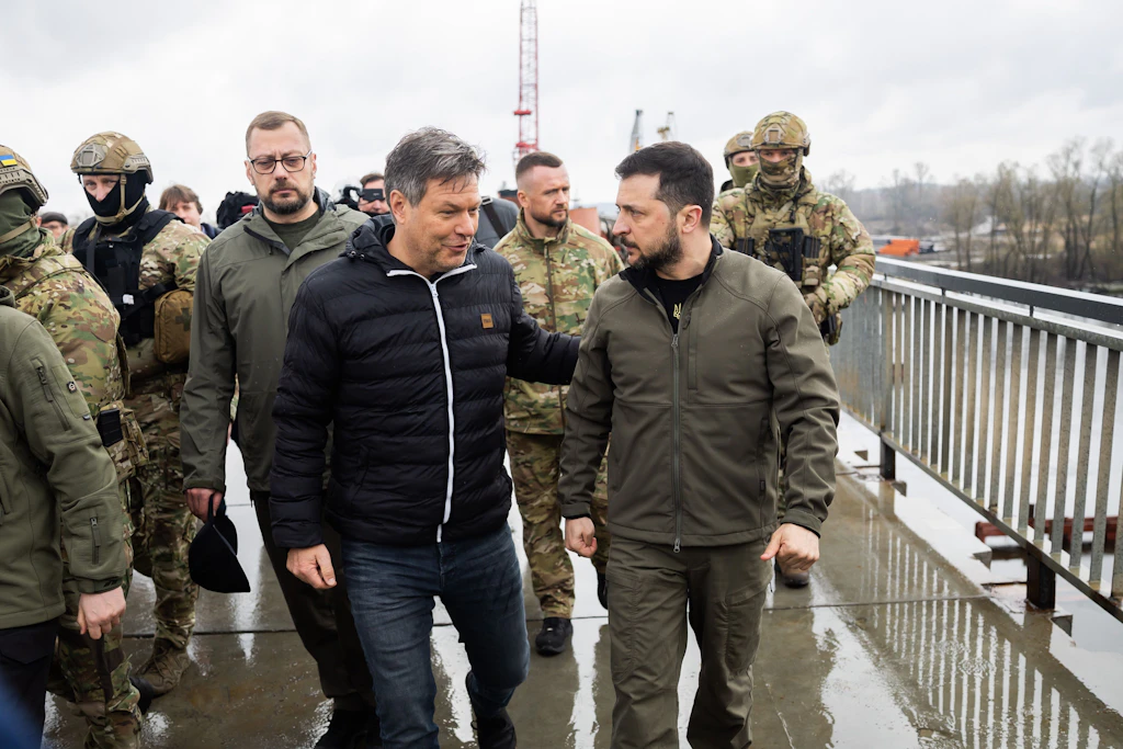 „Unfassbares Elend“: Habeck und Selenskyj besuchen Keller in ukrainischem Dorf