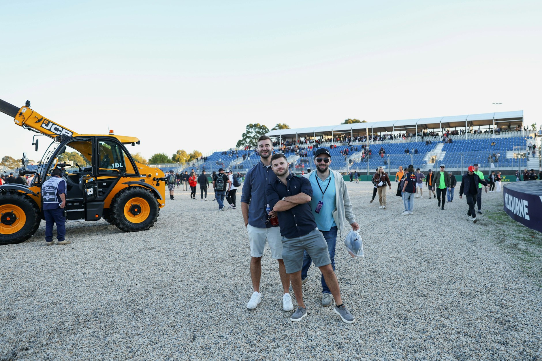 Fans in Melbourne tummelten sich auf der Strecke und im Kiesbett, bevor das Rennen offiziell beendet war.