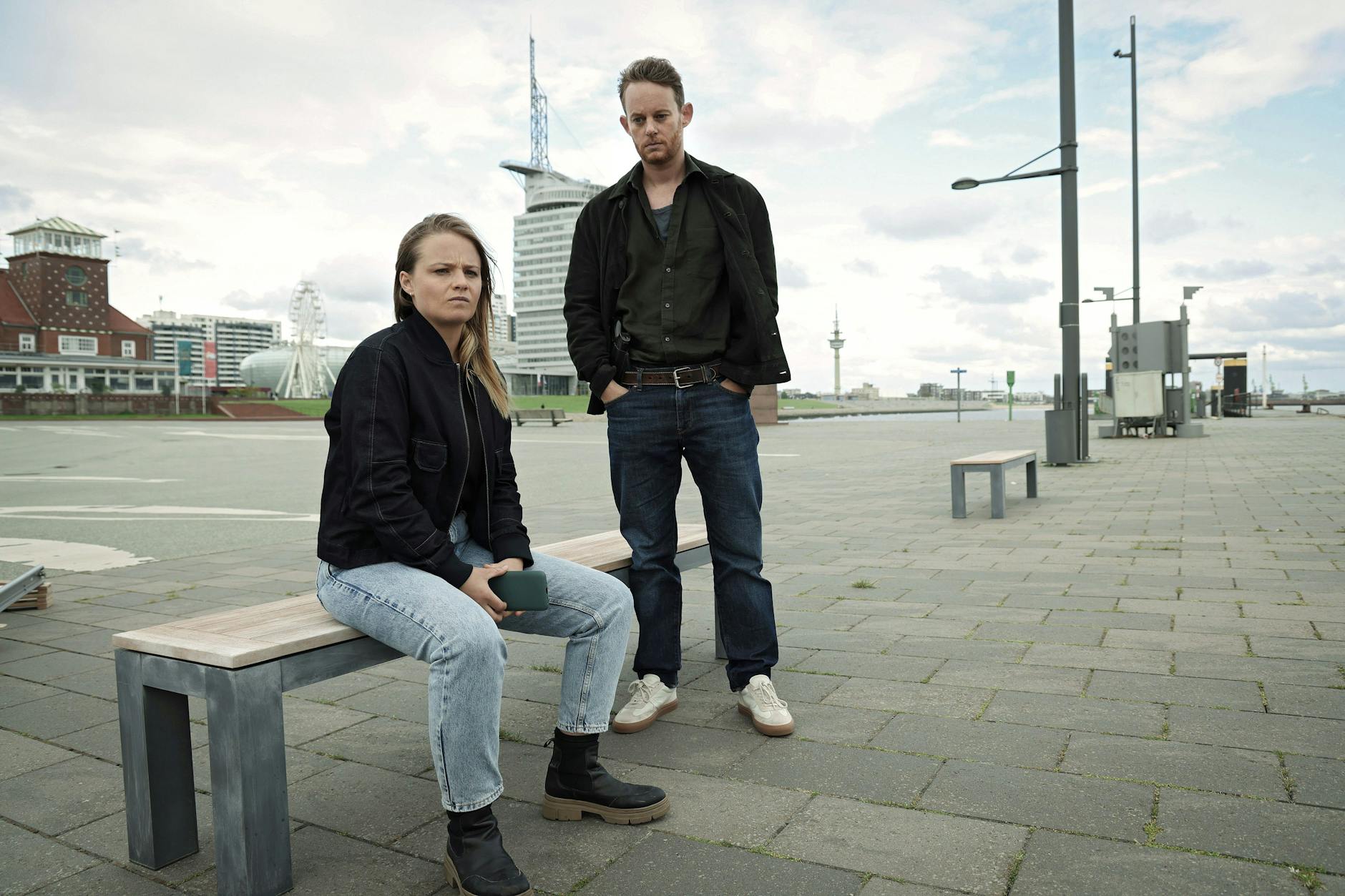 Liv Moormann (Jasna Fritzi Bauer) trifft in „Tatort: Donuts“ auf den Bremerhavener Kollegen Robert Petersen (Patrick Güldenberg).