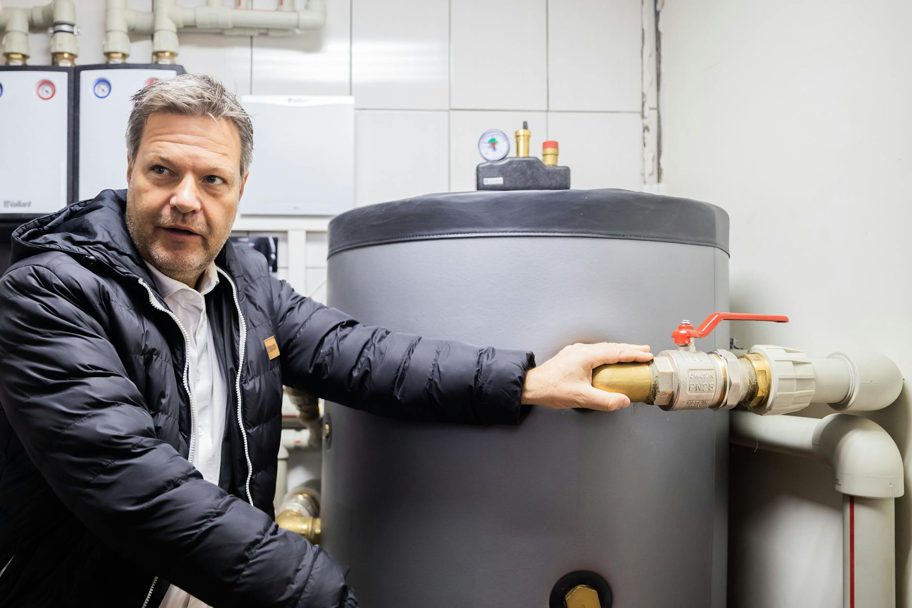 Minister gospodarki Robert Habeck (Bündnis 90/Die Grünen) popisał się zbiornikiem pompy ciepła podczas wizyty w szpitalu w Horence pod Kijowem na początku kwietnia.