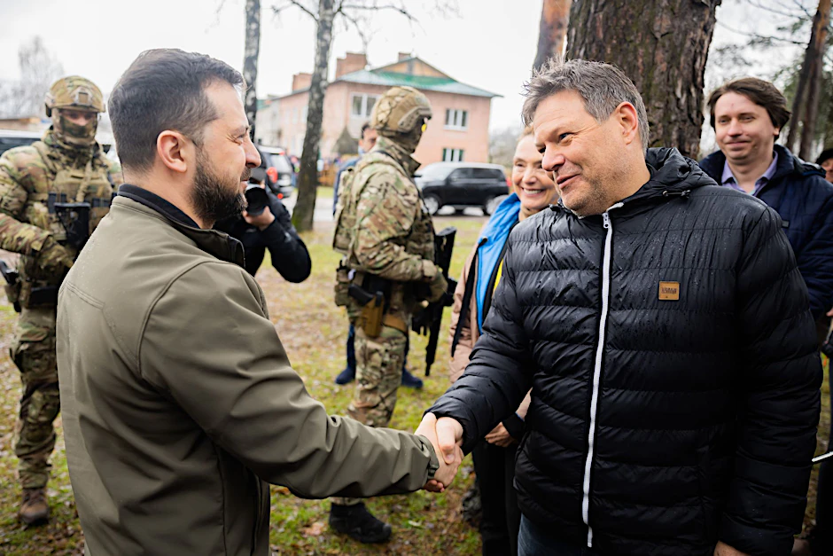 Der ukrainische Präsident Wolodymyr Selenskyj begrüßt Vizekanzler Robert Habeck vor einer Begegnung mit Zeugen mutmaßlicher Kriegsverbrechen nordöstlich von Kiew.  