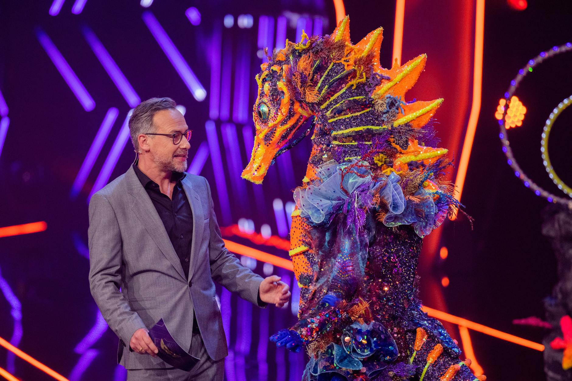 Das Seepferdchen bei „The Masked Singer“ flog am Sonnabend aus der Show, musste die Maske fallen lassen. Hier: Die Figur mit Moderator Matthias Opdenhövel.