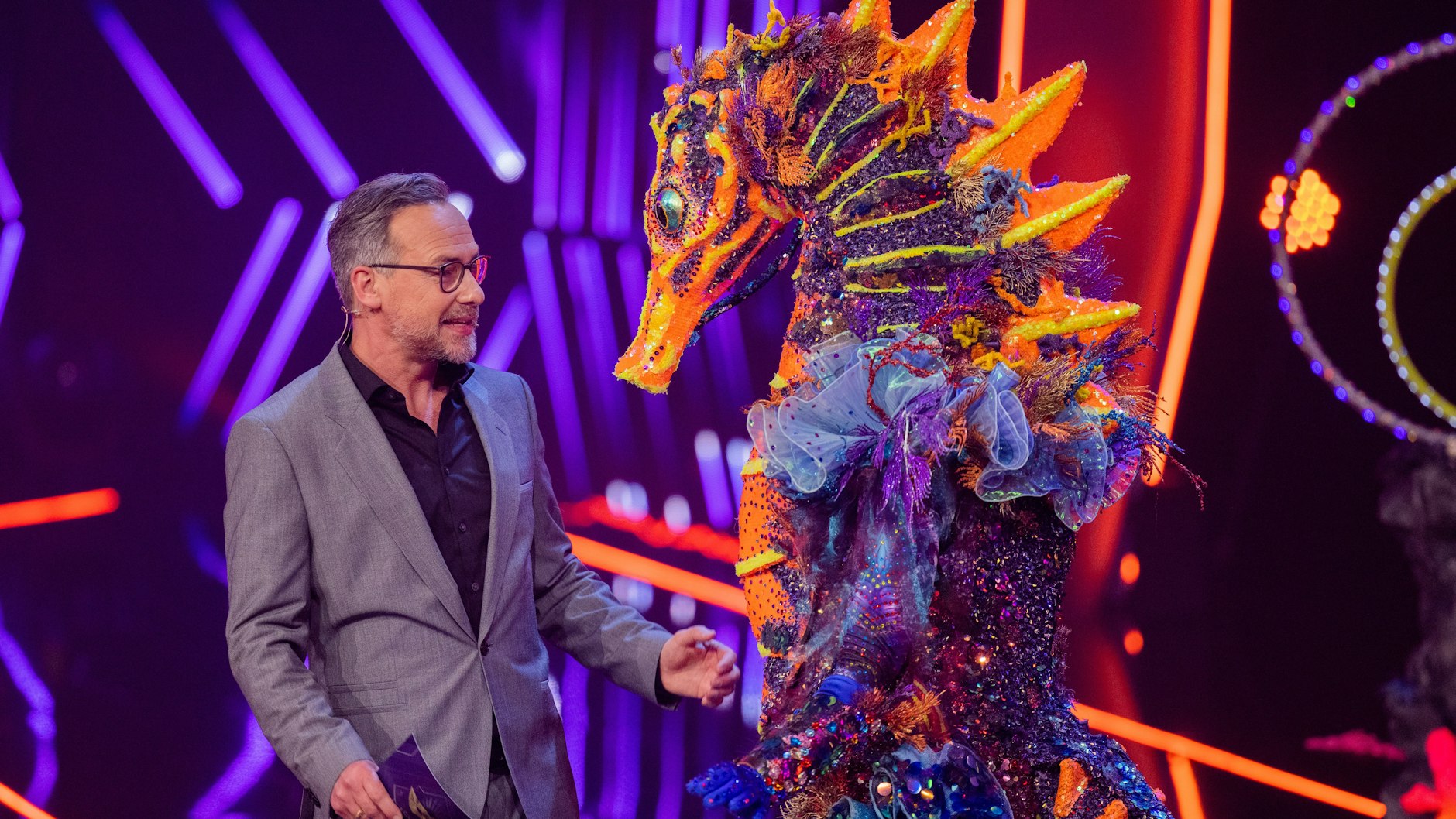 „Masked Singer“-Moderator Matthias Opdenhövel mit dem Seepferdchen.