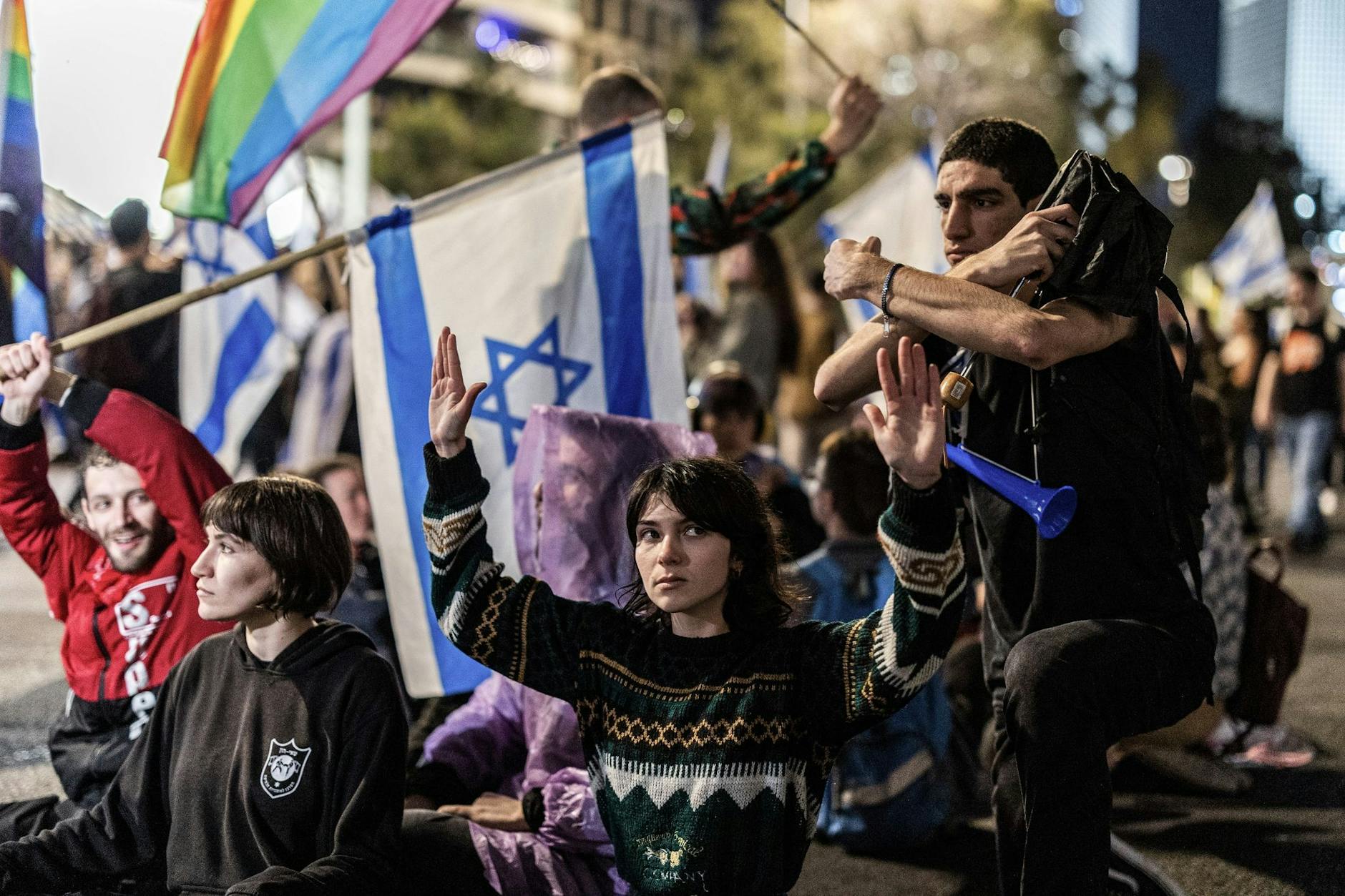 Obwohl Israels Ministerpräsident Netanjahu die umstrittene Justizreform vorübergehend ausgesetzt hat, protestieren israelische Demonstranten erneut gegen die Pläne. 