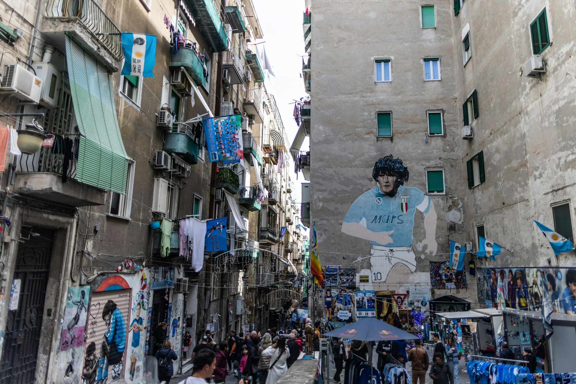 Eine übergroße Wandmalerei in der Via Emanuele de Deo in Neapel zeigt den ehemaligen argentinischen Fußballspieler Diego Maradona. In der Stadt bereitet man sich auf die Meisterschaft vor.