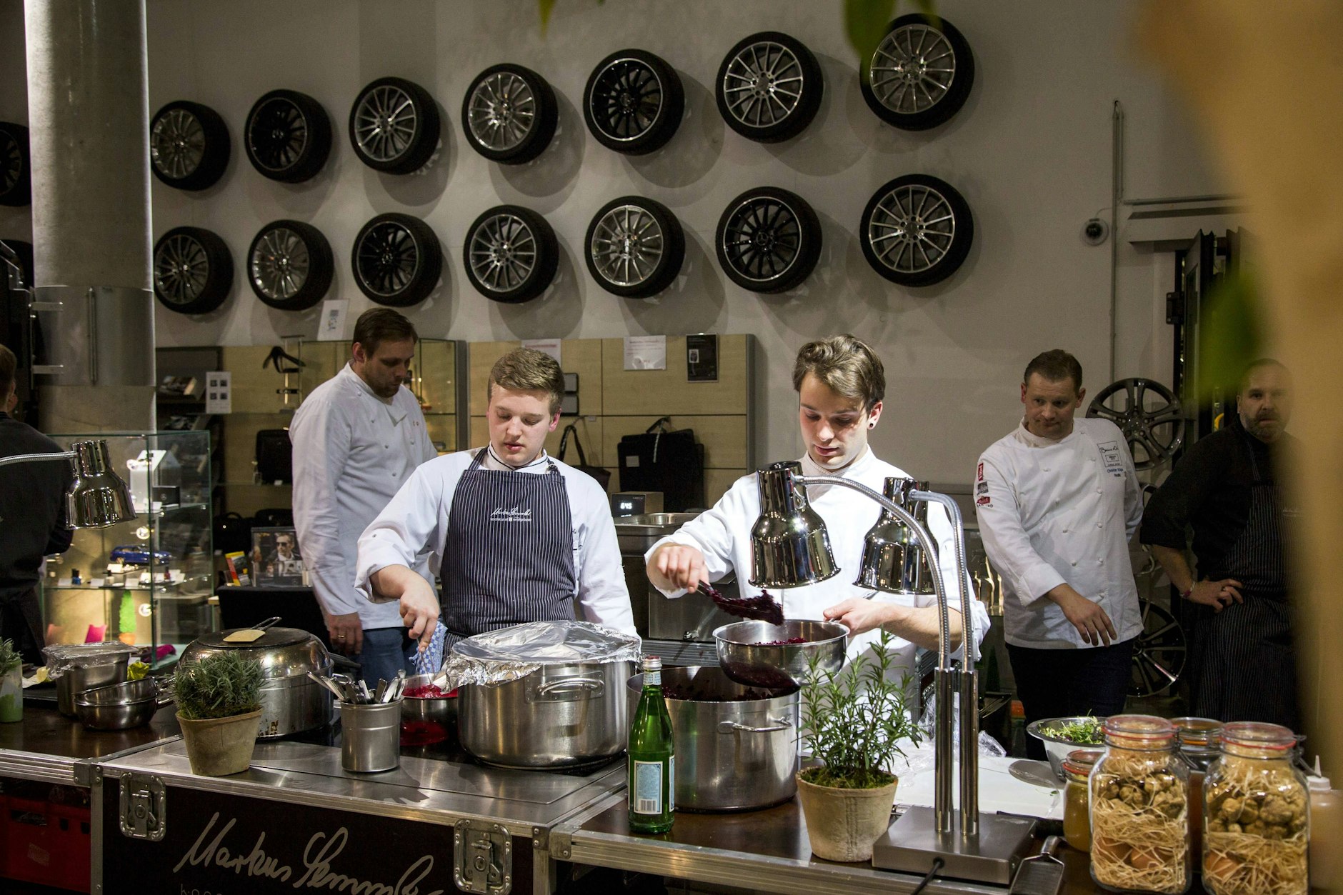 Auch die Verleihung der Sterne erfolgt in einem festlichen Rahmen – hier bereiten Köche das Dinner für die Verleihung des Guide Michelin vor.