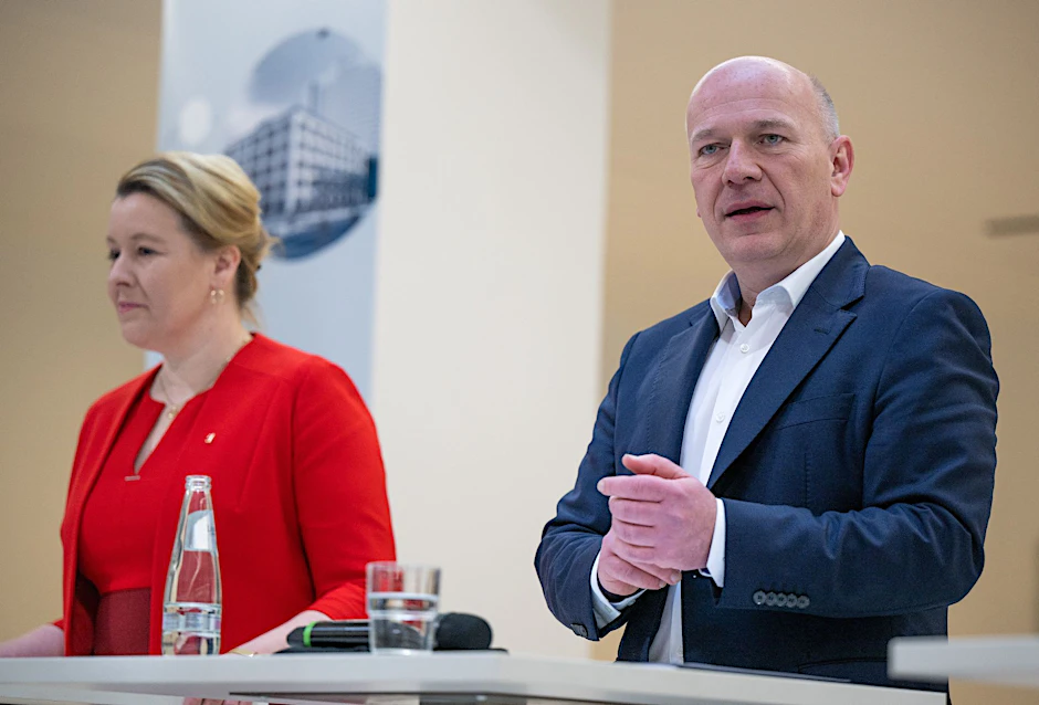 Franziska Giffey und Kai Wegner bei der Vorstellung des ausgehandelten Koalitionsvertrags.  