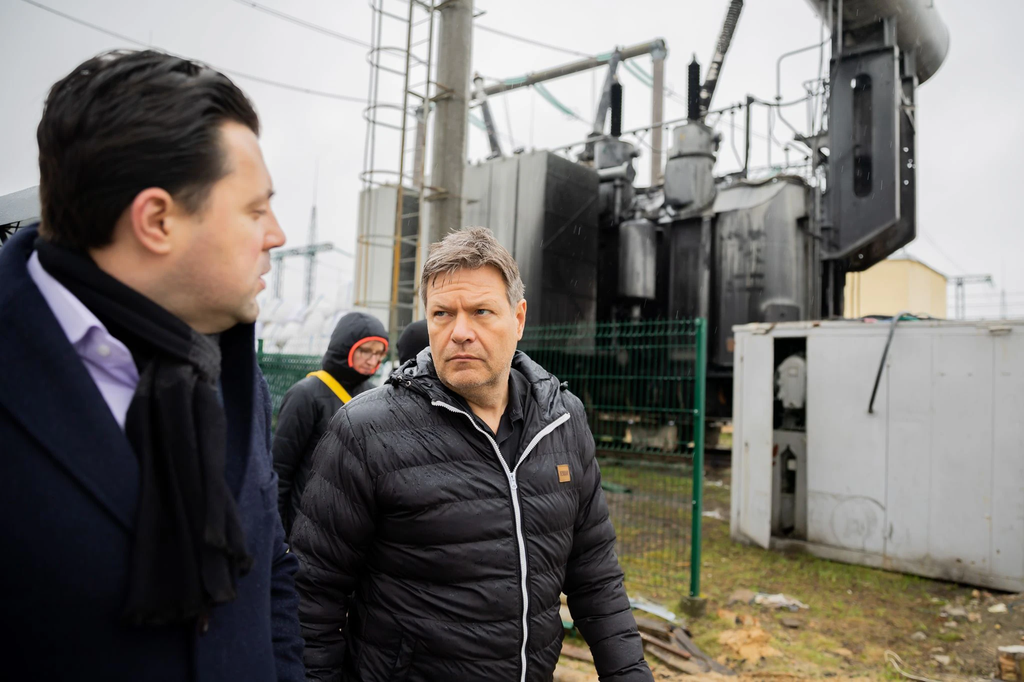 Vize-Kanzler Robert Habeck mit Wolodymyr Kudrytski, Vorstandvorsitzender von Ukrenergo, beim Besuch eines Umspannwerks, das von russischen Raketen getroffen wurde.  