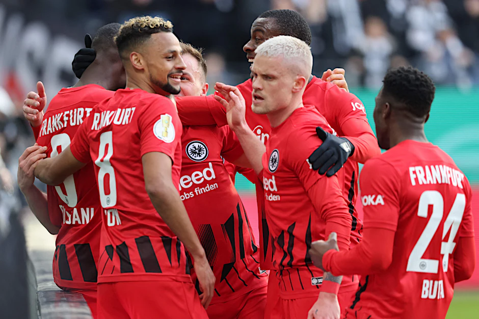 Eintracht Frankfurts Randal Kolo Muani (L) bejubelt das 2-0 mit seinen Mitspielern.