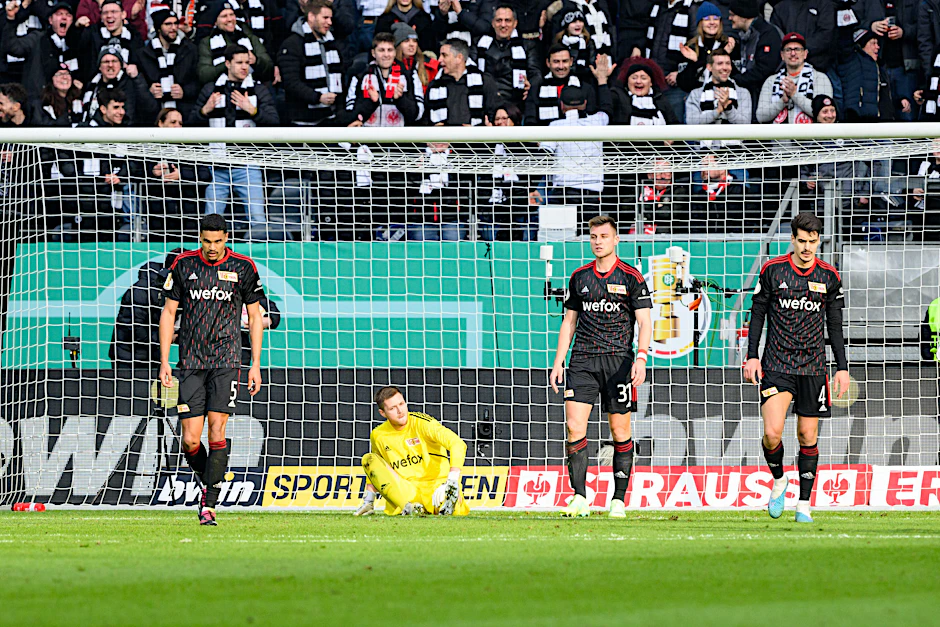 Eiserne Enttäuschung:  Danilho Doekhi, Lennart Grill, Robin Knoche und Diogo Leite (v.l.) schieden durch die Niederlage bei Eintracht Frankfurt aus dem DFB-Pokal aus.