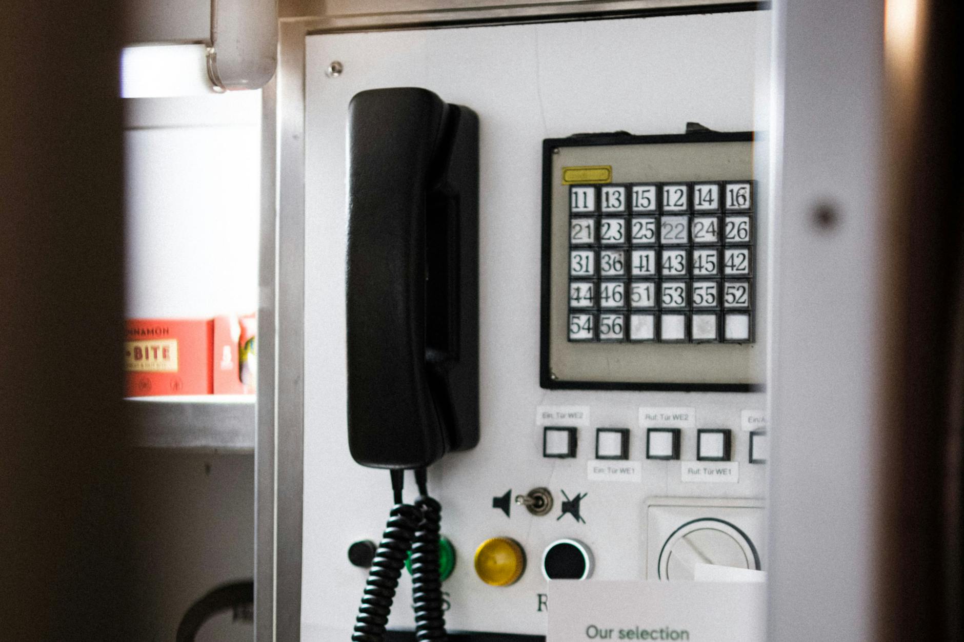 Zugdurchsagen sind nützlich, etwa um die Fahrgäste zu informieren, wenn ihr Zug Verspätung hat. Das erlebte unsere Autorin; nach mehr als 400 Minuten Verspätung kam sie von Stockholm zurück nach Berlin.