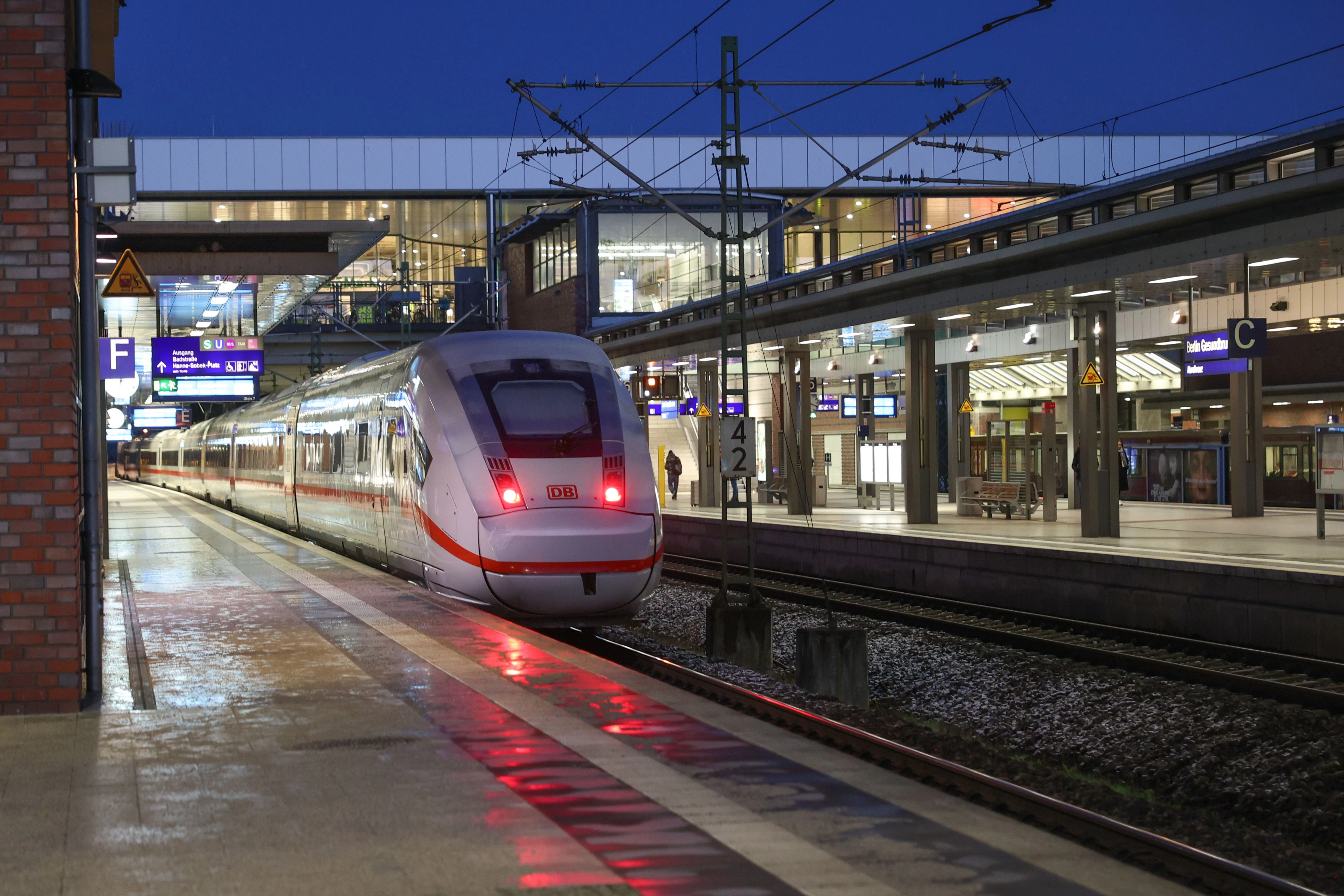 Der Bahnhof Gesundbrunnen, 2006 eröffnet, ist an den meisten Tagen Start- und Endpunkt des Nachtzugs der schwedischen Staatsbahn SJ. An einigen Tagen allerdings auch nicht.