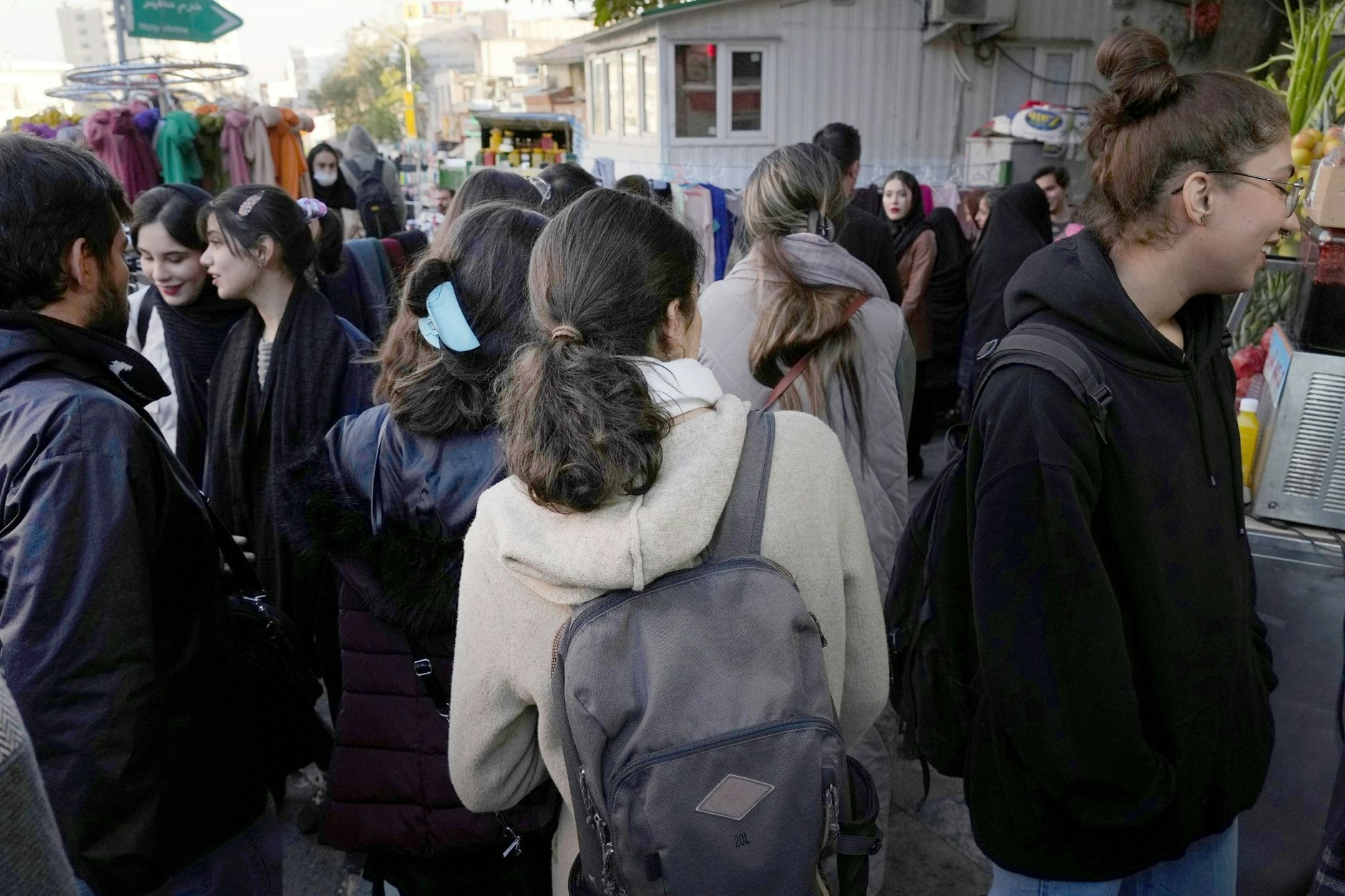 ( Symbolbild)Iranische Frauen ohne ihr vorgeschriebenes islamisches Kopftuch in Teheran.