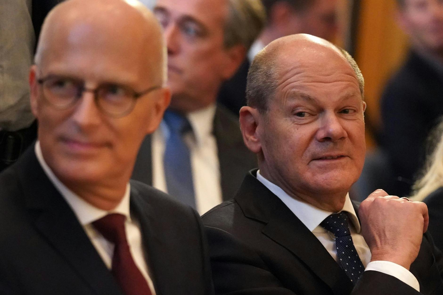 Olaf Scholz und Peter Tschentscher, sein Nachfolger auf Hamburgs Bürgermeisterstuhl und Finanzsenator unter Scholz: Staatsanwaltschaften lehnten Ermittlungen gegen sie ab.