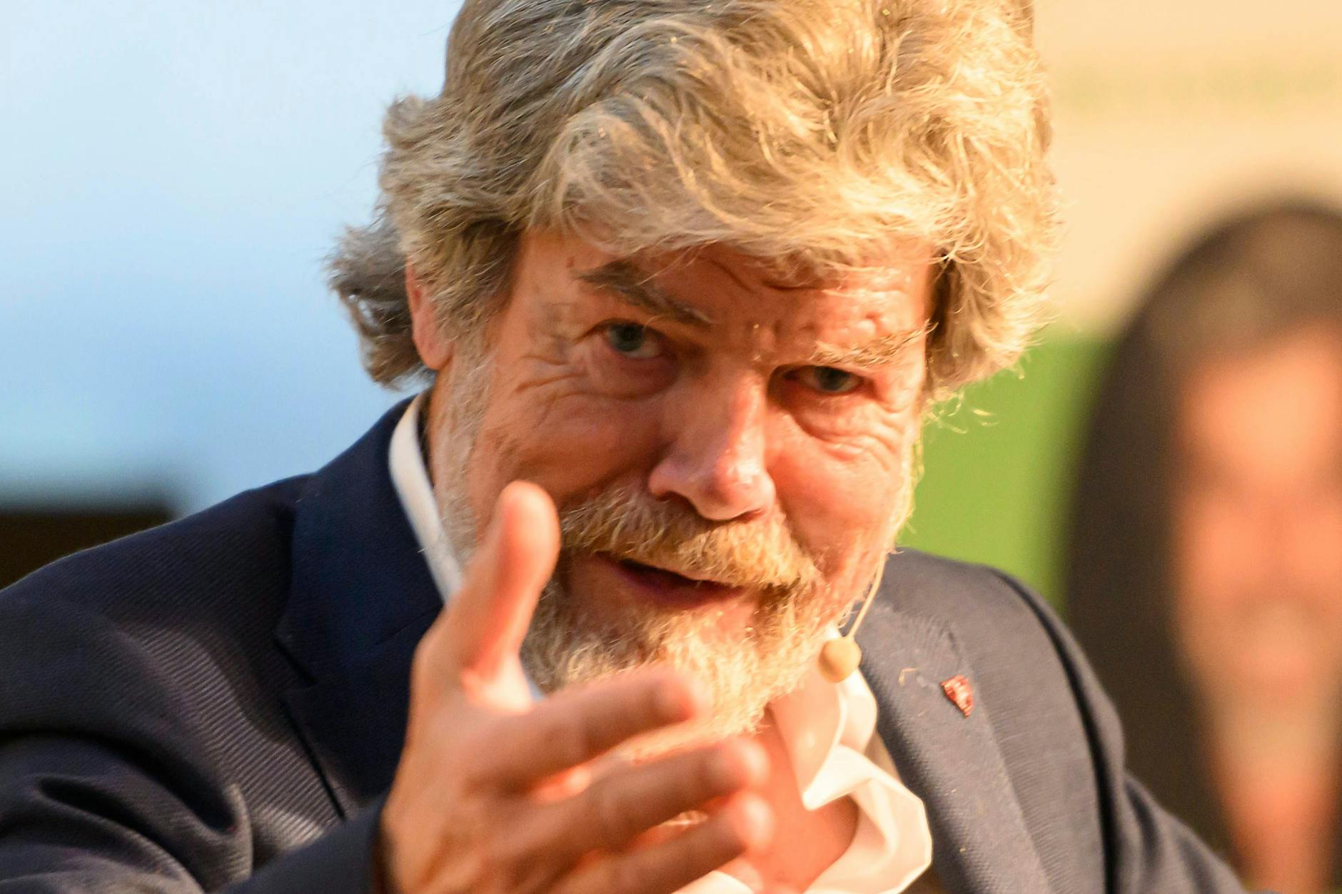 Messner, hier im Februar auf einer Podiumsdiskussion, ist wenig begeistert von Klebe-Aktionen.