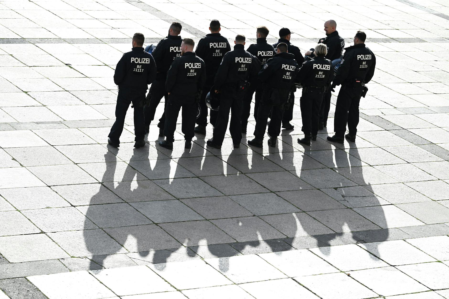 Polizisten warten auf Zuschauer am Eingang des Olympiastadions in Berlin.