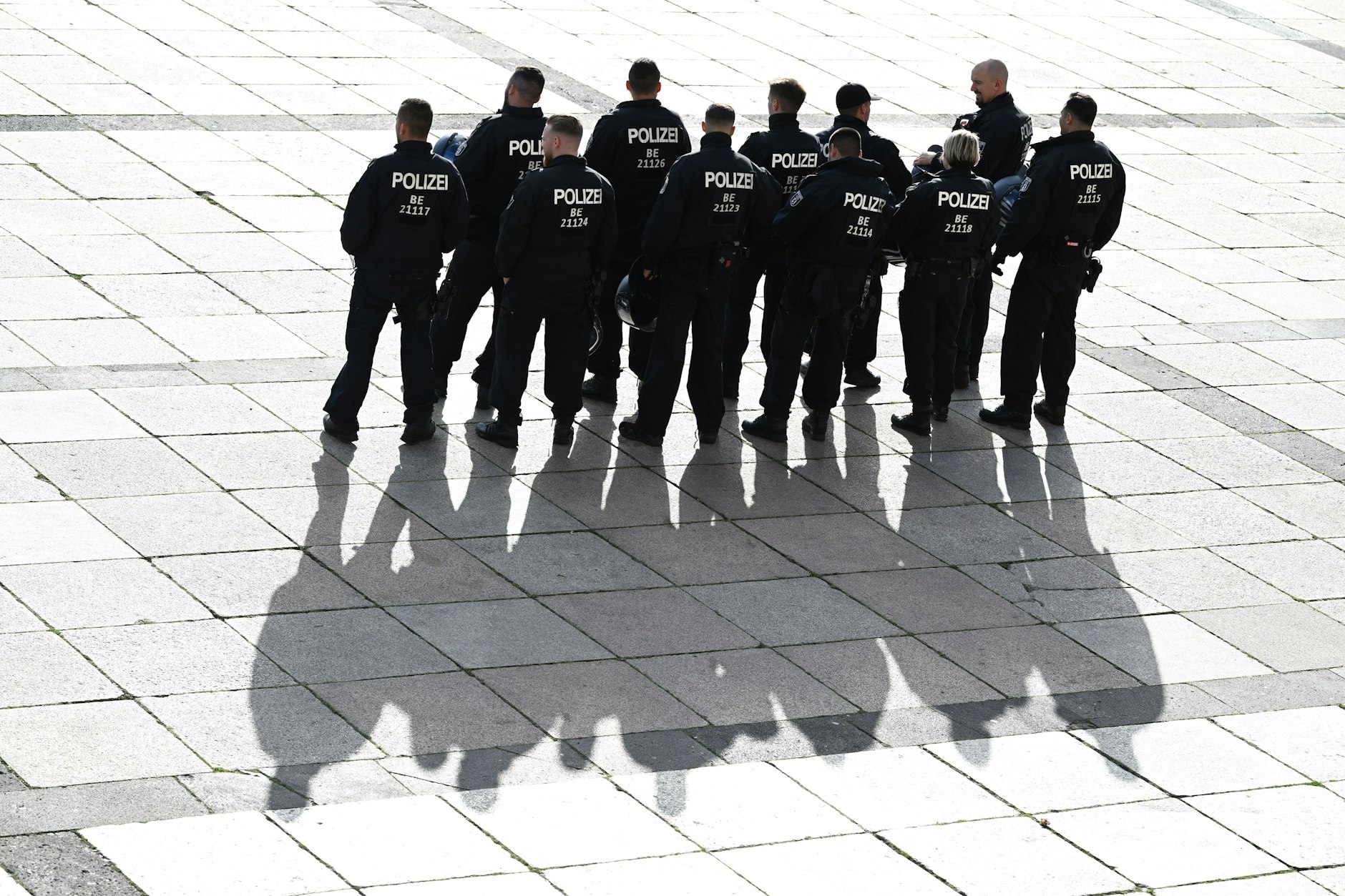 Polizisten warten auf Zuschauer am Eingang des Olympiastadions in Berlin.