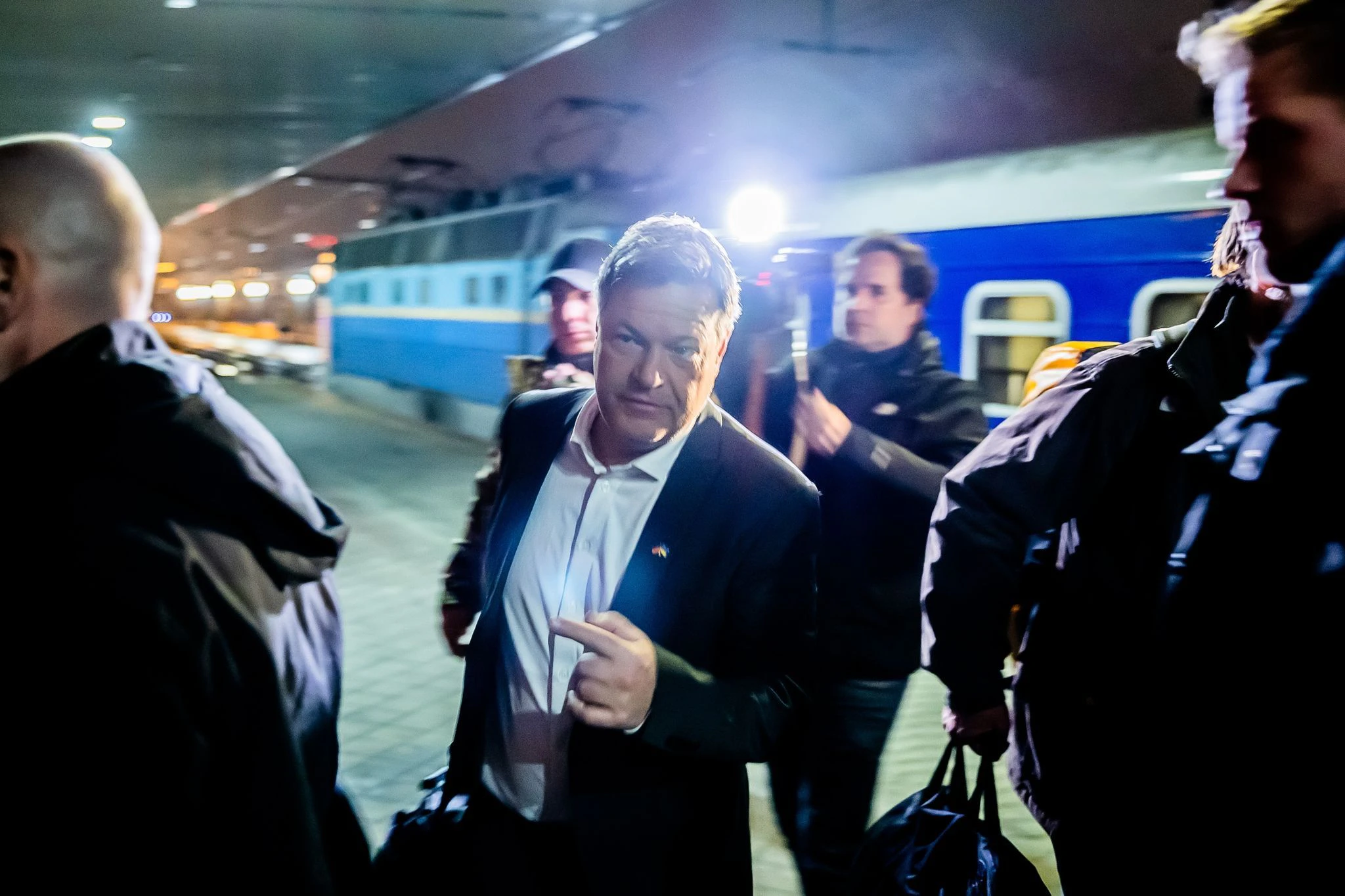 dpatopbilder - Robert Habeck kommt am Bahnhof von Kiew an.  