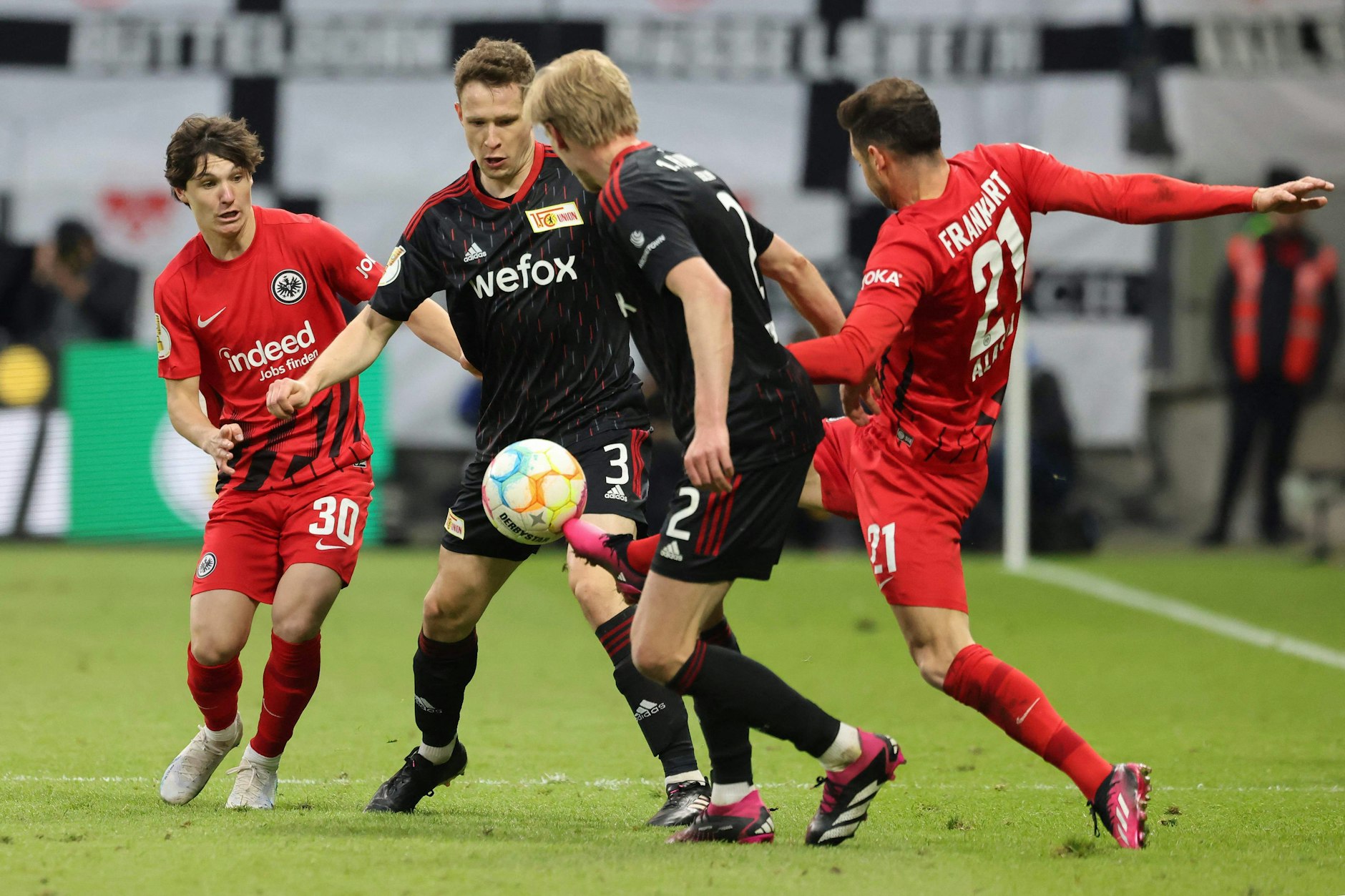 Paul Jaeckel (2.v.l.) kam zur Halbzeit ins Spiel und machte seine Sache in der Defensive ordentlich.