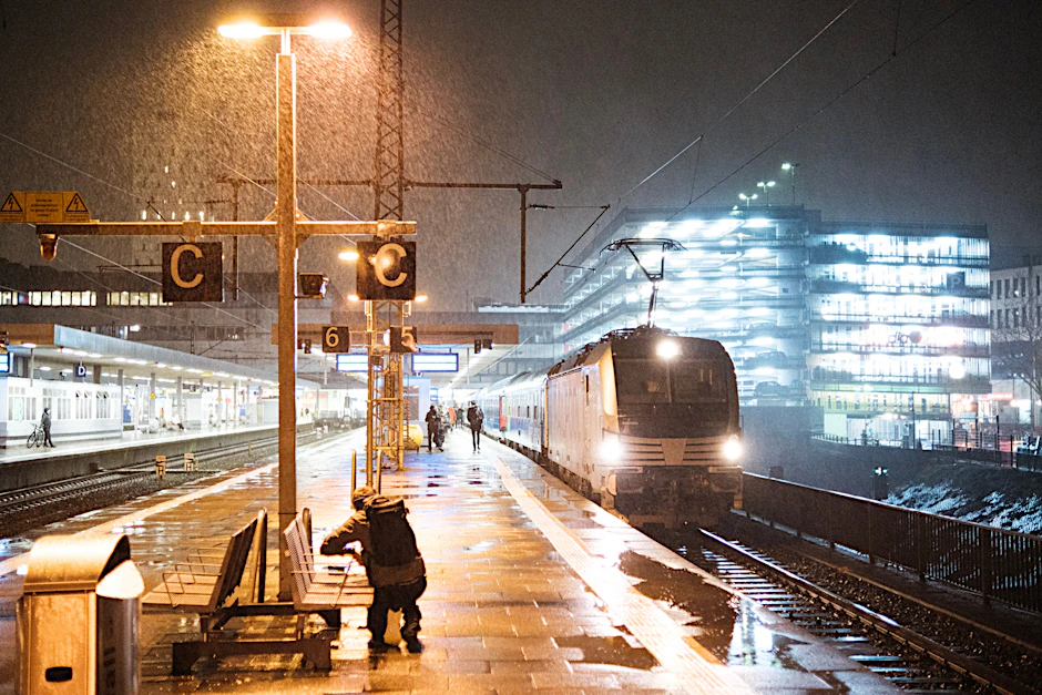 Vor der Reise durch die Nacht. Der Nachtzug nach Stockholm wartet in Hamburg auf die Abfahrt. Zum 1. April wurde der Laufweg des Euro Night EN 345/346 nach Berlin verlängert.