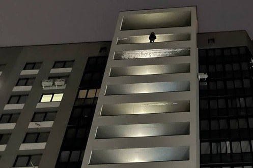 Der Mann soll aus dem 19. Stock eines Hauses gestürzt sein.