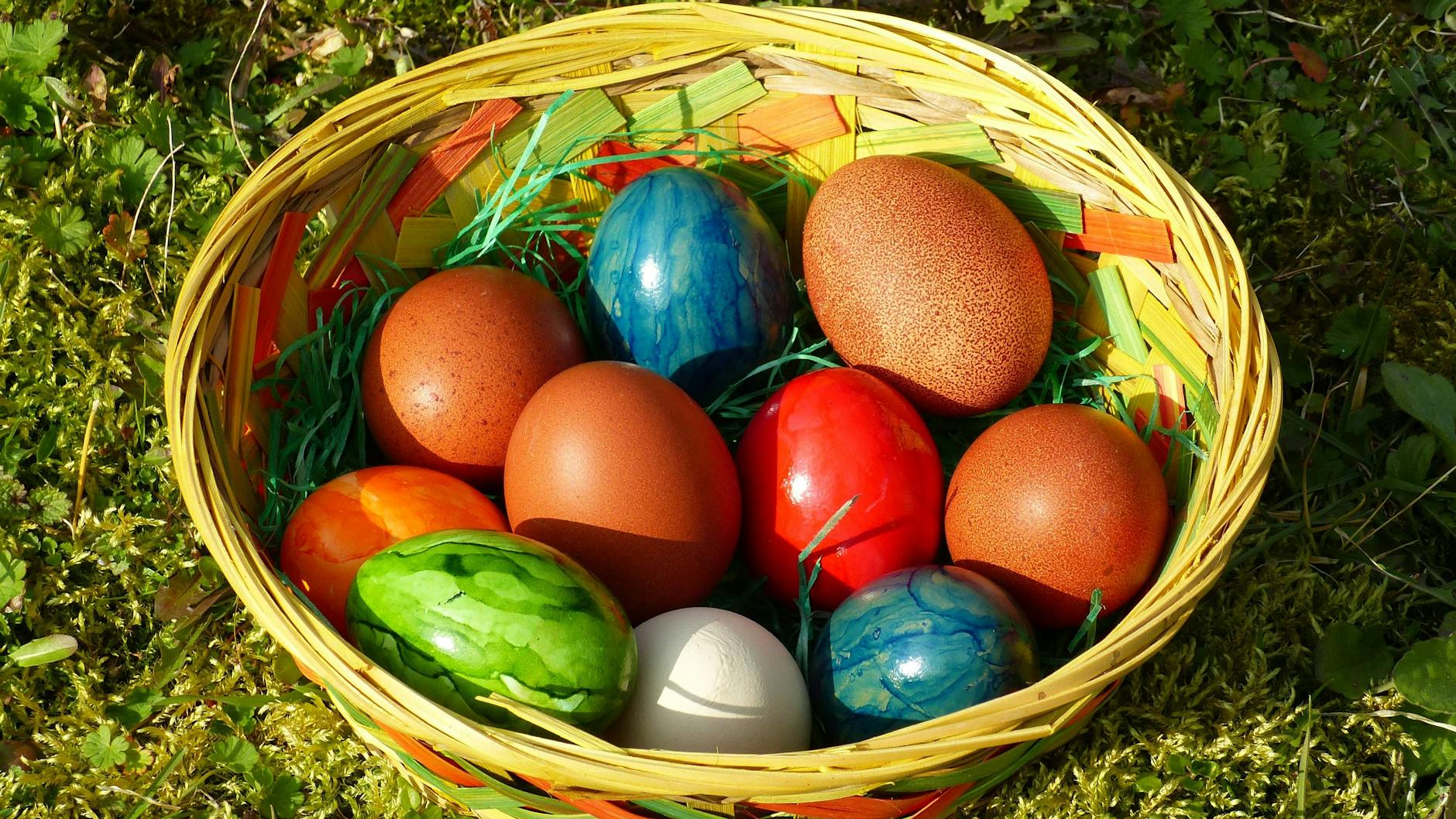 Eine Schale voller bunter Ostereier – aber wie lange halten die sich?