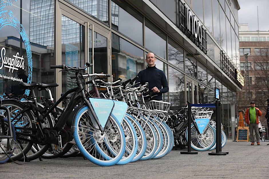 Räder zum Mitnehmen: Andre Illmer, General Manager bei Swapfiets, steht vor dem Swapfiets-Laden in der Karl-Liebknecht-Straße 13 in Berlin-Mitte.