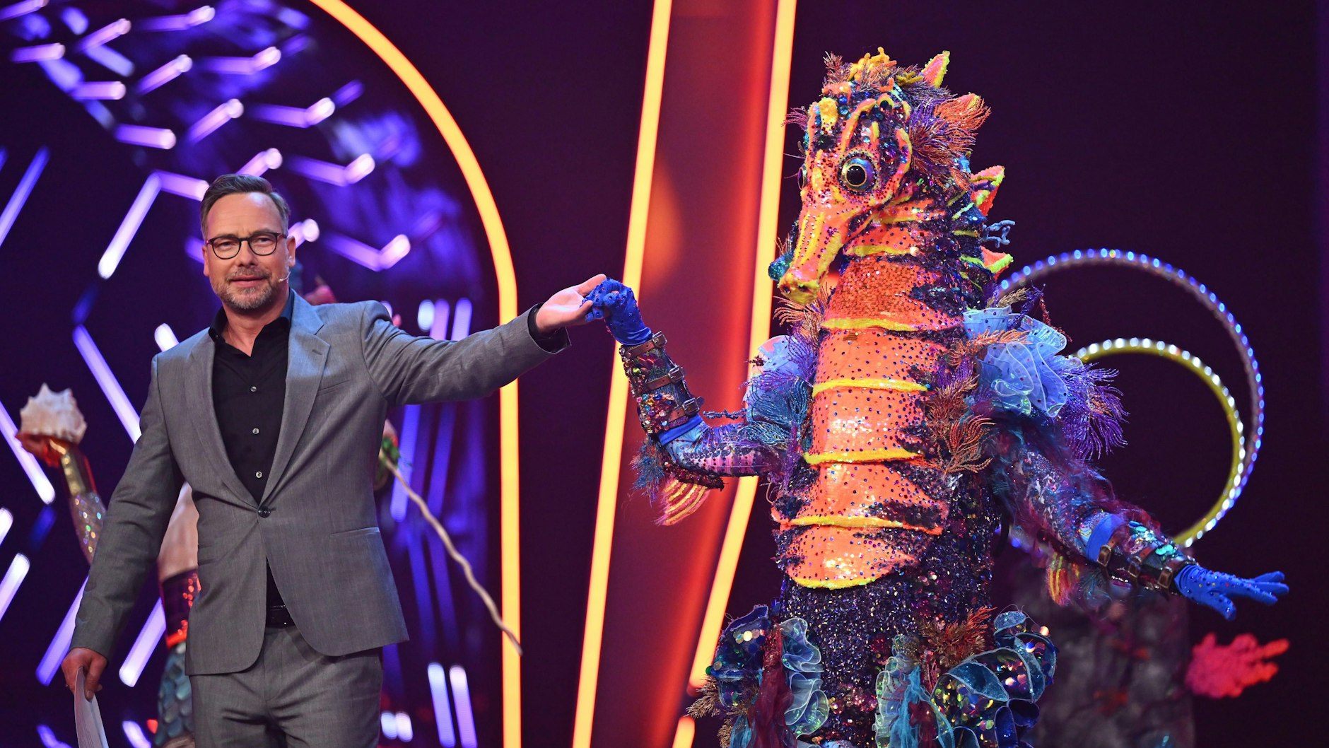 „Masked Singer“-Moderator Matthias Opdenhövel mit dem Seepferdchen.