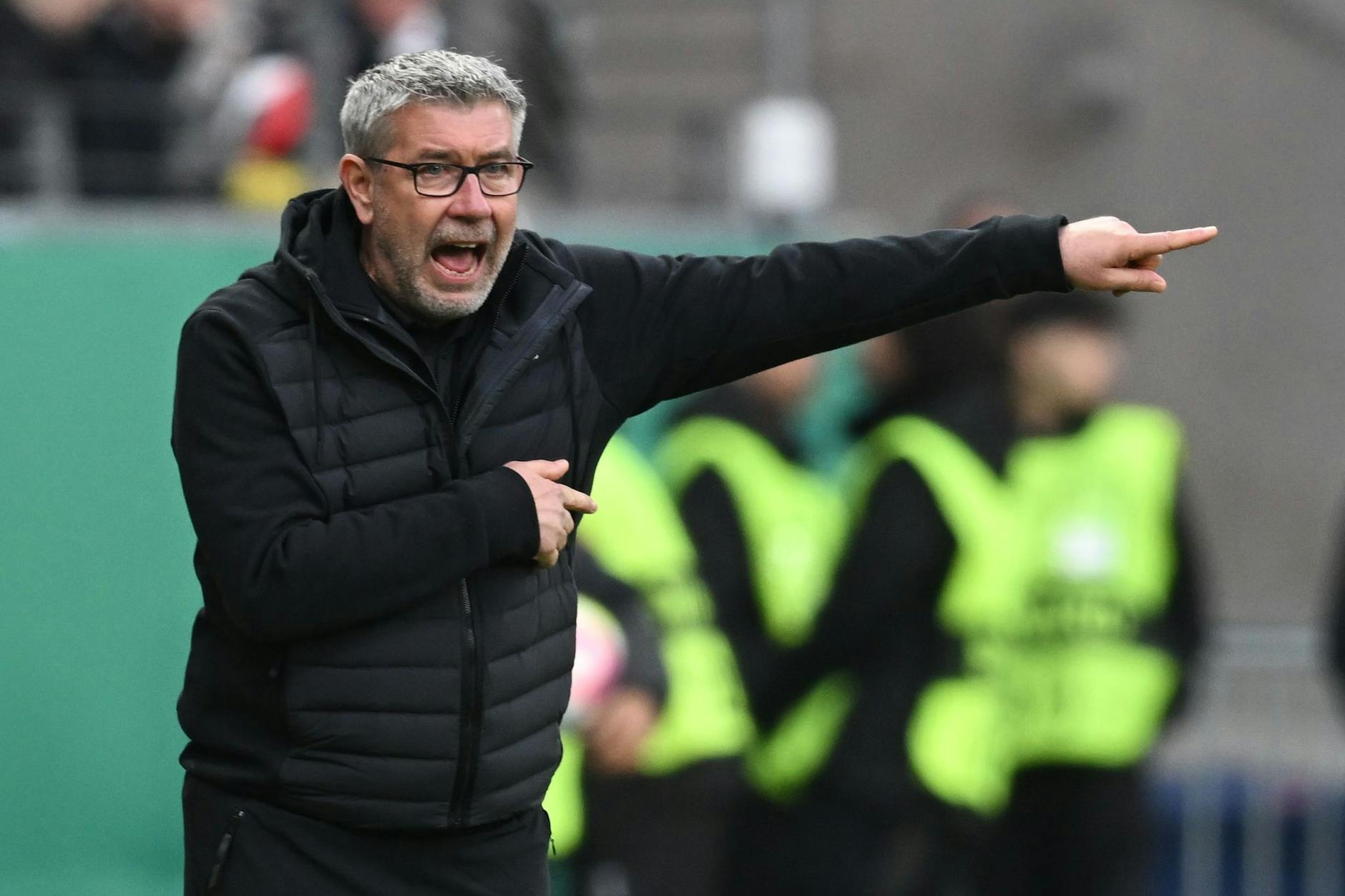 Berlins Trainer Urs Fischer gestikuliert an der Seitenlinie.