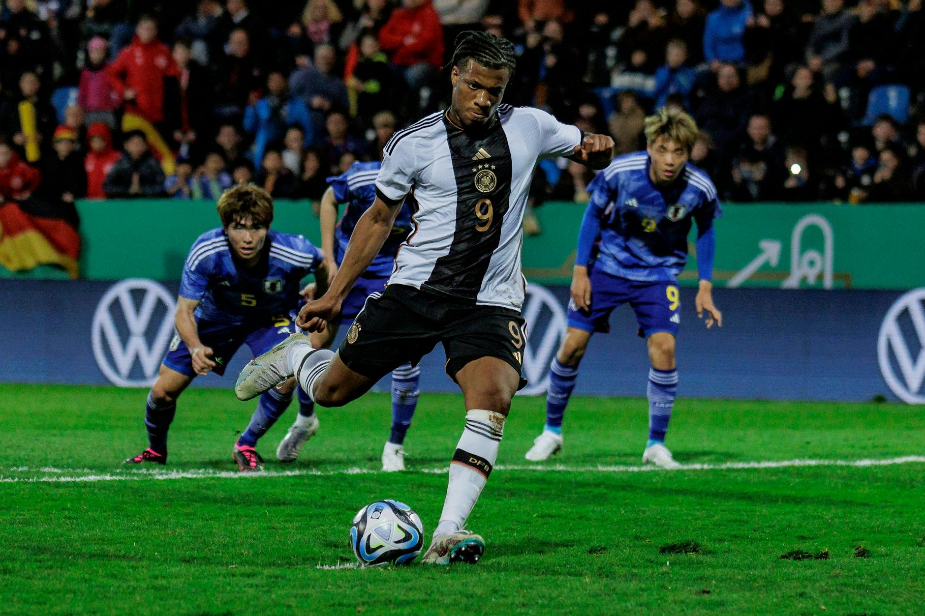 Kraftvoll und selbstbewusst: Jessic Ngankam traf für die U21-Nationalmannschaft unter den Augen von Bundestrainer Hansi Flick. 