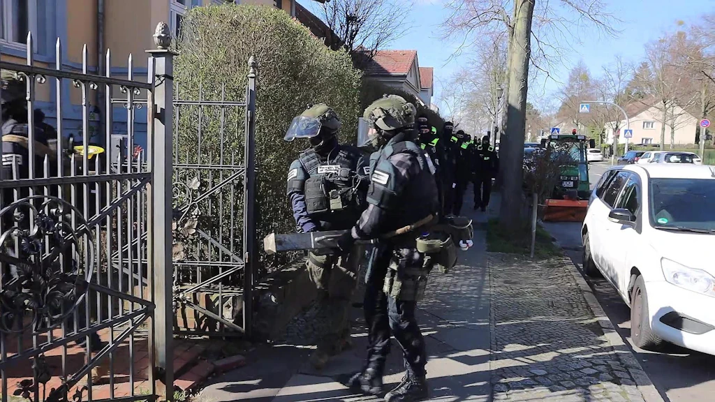 Razzia bei Clan-Familie in Berlin-Neukölln: Polizei stürmt Villa