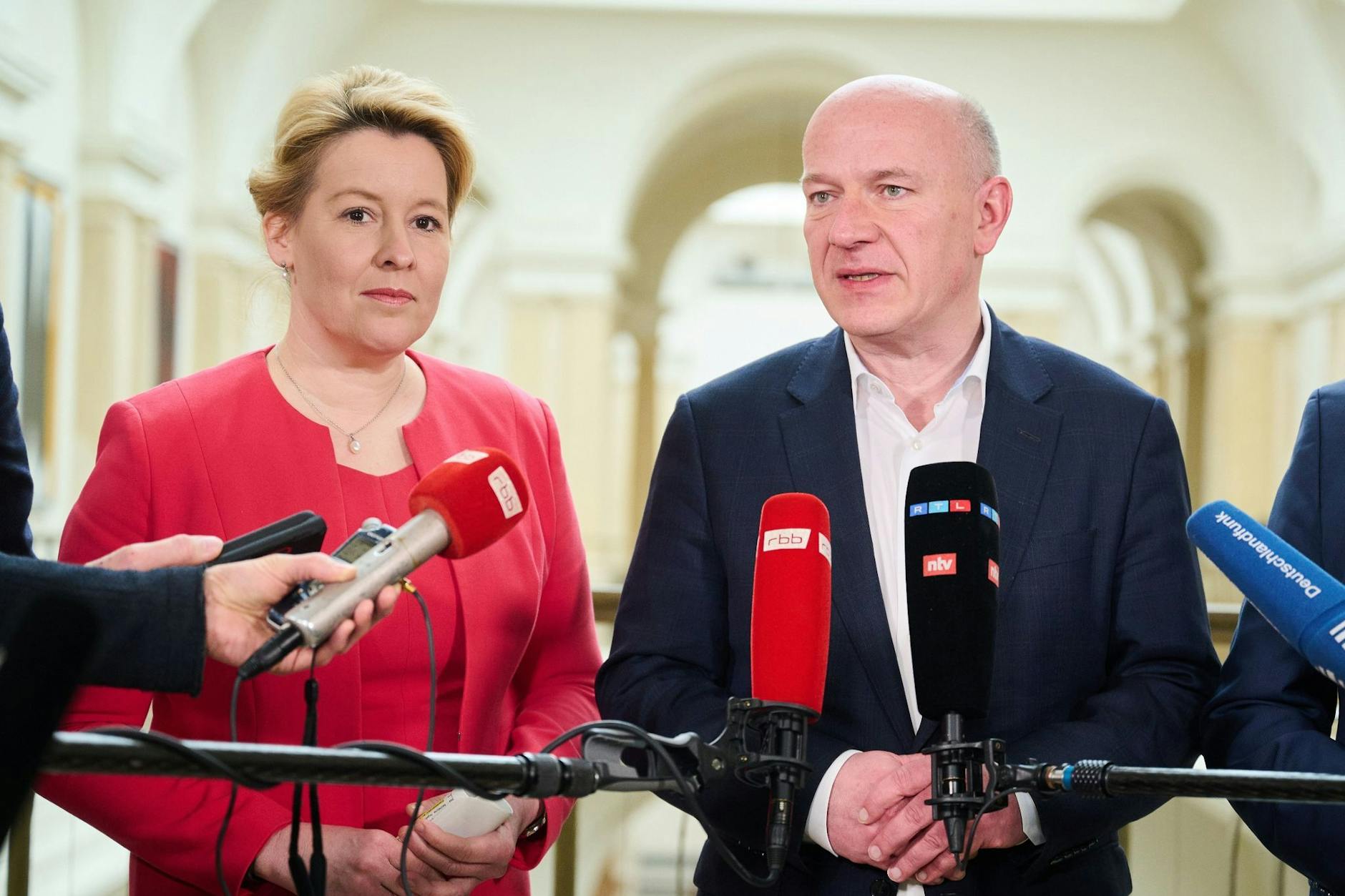 Franziska Giffey (SPD) und Kai Wegner (CDU) sprechen zu Journalisten