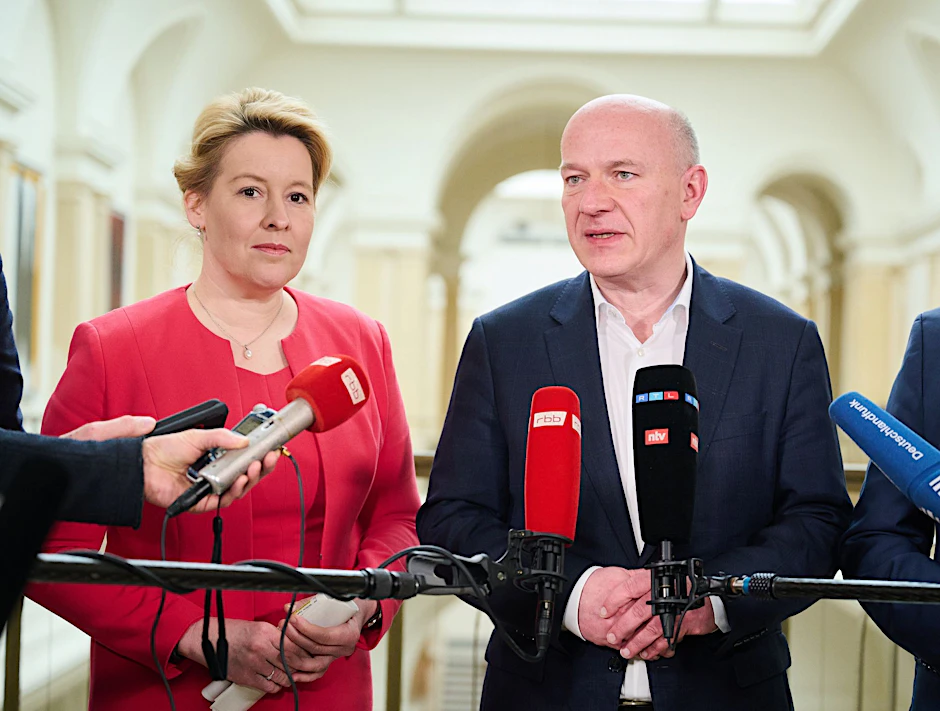 Franziska Giffey (SPD) und Kai Wegner (CDU) sprechen zu Journalisten